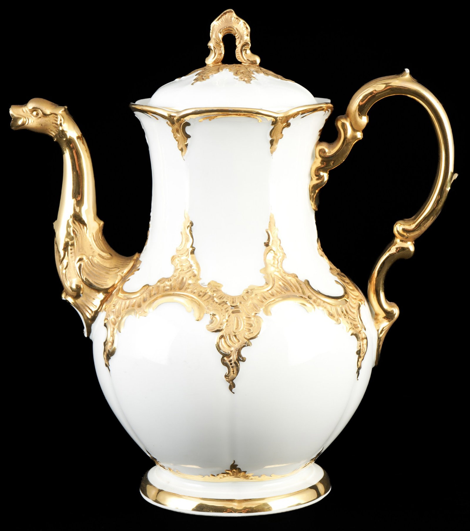 Meissen B-Form coffee pot 1st choice,: porcelain, blue sword mark 1st choice, decor B-Form white, gold bronze, H 25 cm x D 22 cm, slight discoloration due to scratches in two places