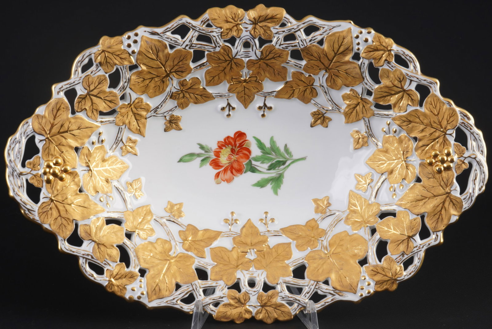 Meissen splendid bowl with Flowers and Vine relief 1st choice,: porcelain, blue sword mark 1st choice, Pfeiffer period 1924-1934, decor Flowers with vine leaf relief, H 6 cm x W 31.5 cm x D 21.5 cm
