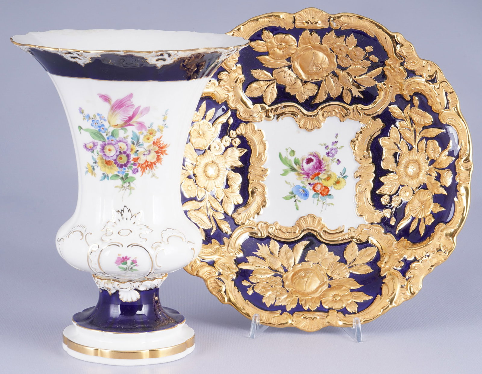 Meissen splendid bowl and vase with Flower Bouquet royal blue,: porcelain, blue sword mark with two grinding strokes 2nd choice, decor Flower Bouquet royal blue, 1x bowl H 5.5 cm x D 27 cm, 1x vase H 25 cm x D 18.5 cm, both pieces damaged - bowl with a crack, vase