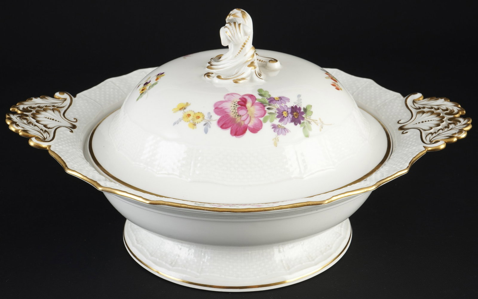 Meissen Flower Bouquet Old Ozier lidded tureen 1st choice,: porcelain, blue sword mark 1st choice, knob mark 1815-1924, decor Flower Bouquet, H 17 cm x W 33 cm x D 27.5 cm