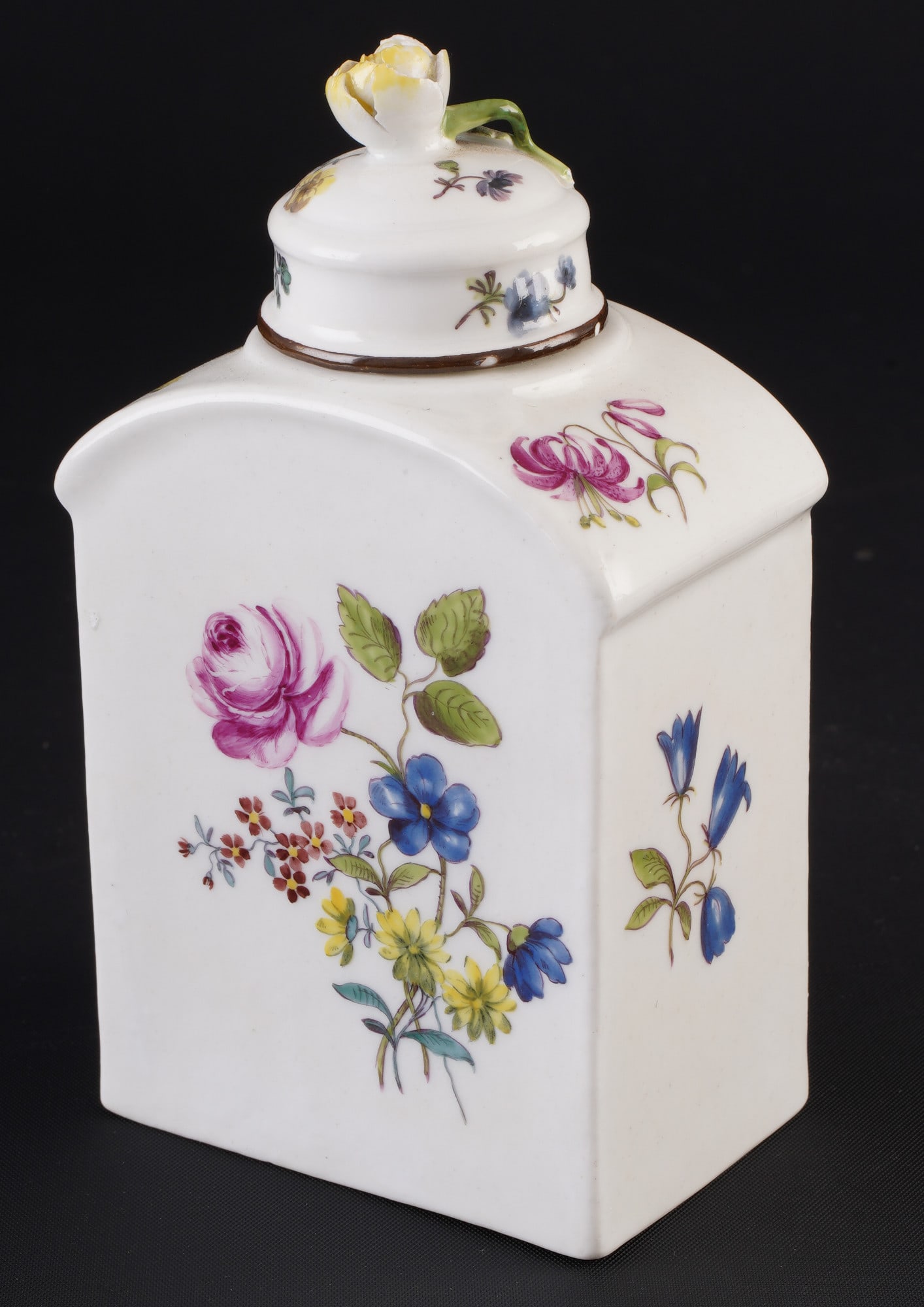 Meissen Flower Bouquet tea caddy - 18th century,: porcelain, blue sword mark (faintly pronounced), decor Flower Bouquet, H 12.5 cm x W 6.5 cm x D 4.5 cm, rose and lid rim chipped inside