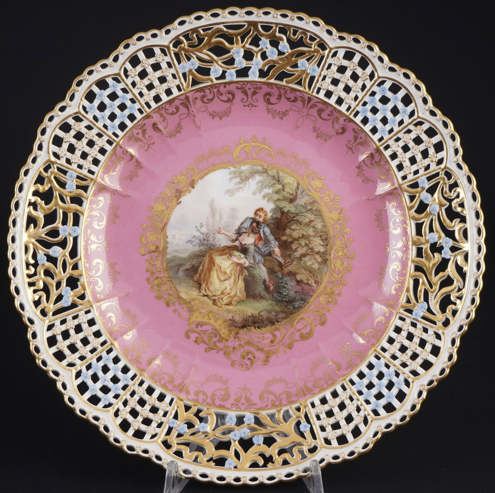 Meissen cutwork splendid plate with romantic lovers scenery in forest landscape and pink ground 1st: porcelain, blue sword mark 1st choice, knob mark 1860-1924, decor: romantic love scene - young couple in intimate conversation sitting in an idyllic forest landscape after Jean-Antoine WATTEU (1684-17