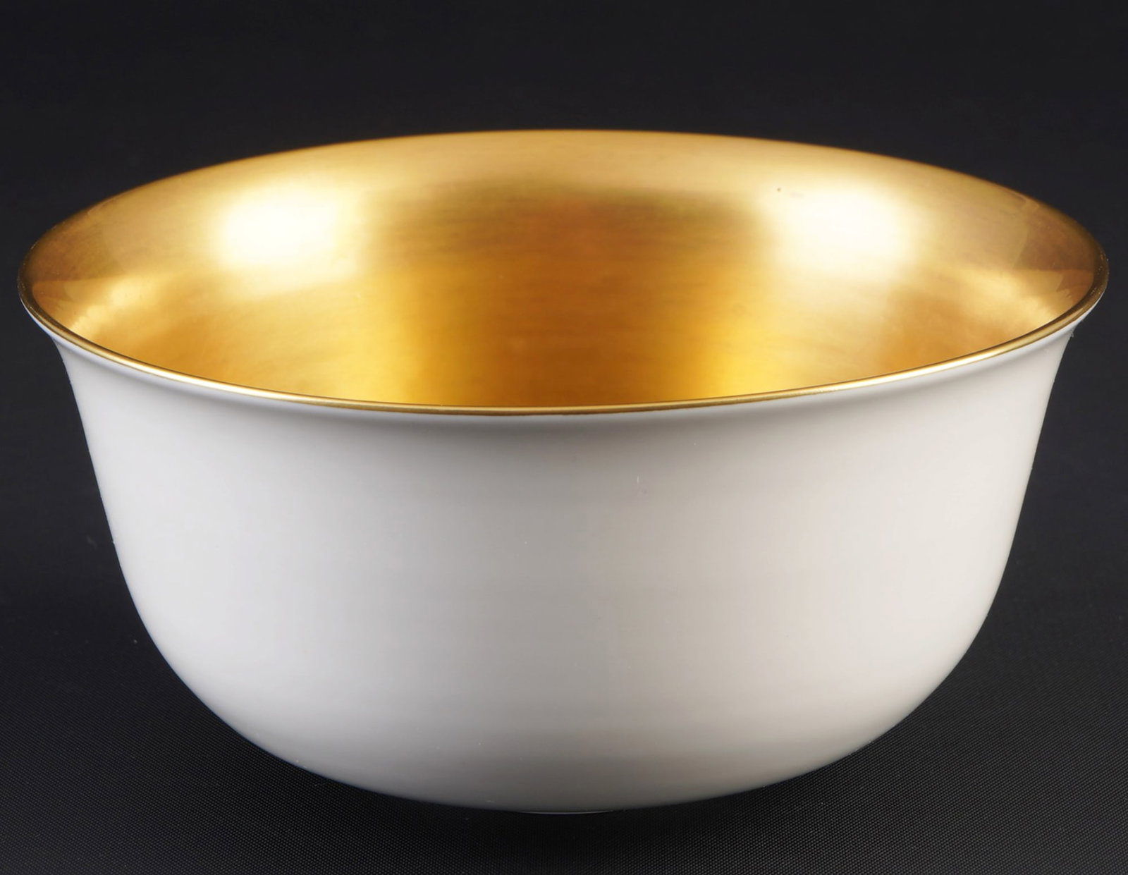 Meissen bowl "300 Years of the Swords" 1st choice - limited edition,: porcelain, blue sword mark 1st choice - 300th anniversary of the crossed swords mark, limited edition 64/300, interior fully gilded, exterior glazed white, decor no. 99a096, model no. 44273, H 6 cm x 