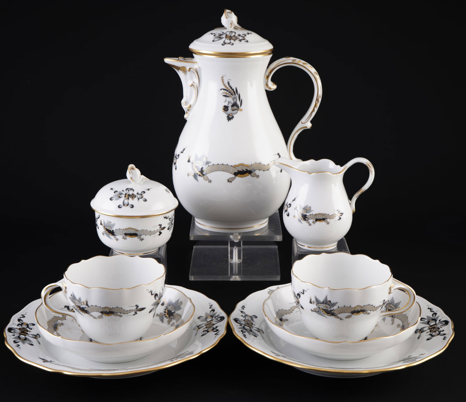 Meissen Court Dragon Rich Black coffee tete a tete 1st choice,: 9-piece porcelain, blue sword mark 1st choice, decor Black Court Dragon Rich, decor no. 320010, 1x coffee pot H 23.5 cm x D 12.5 cm, 1x milk jug H 9.5 cm, 1x sugar bowl H 9 cm x D 8 cm, 2x coffee cups