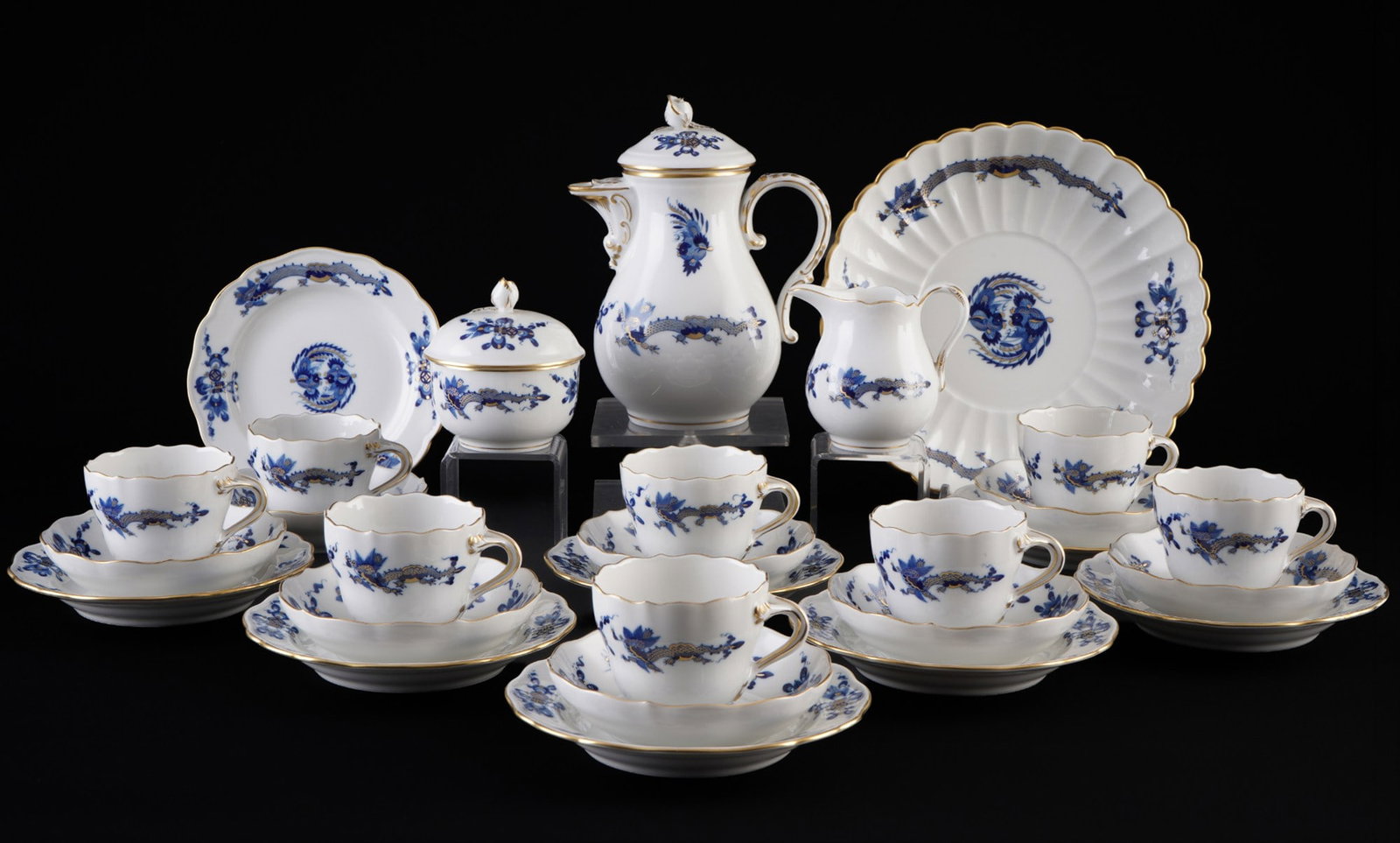 Meissen Court Dragon Rich Blue mocha service for 8 persons 1st choice,: 28-piece porcelain, blue sword mark 1st choice, decor Blue Court Dragon Rich, decor no. 320910, 1x mocha pot H 16.5 cm x D 9.5 cm, 1x milk jug H 8.5 cm, 1x sugar bowl H 8.5 cm x D 7.5 cm, 8x mocha cup