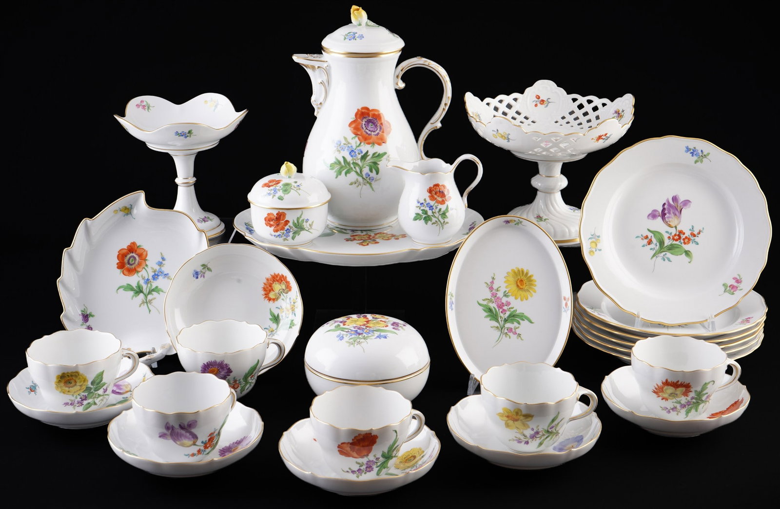 Meissen Flower extensive mocha service for 6 persons,: 27-piece porcelain, blue sword mark with two grinding strokes 2nd choice, decor Flowers 2 (lidded box with Bouquet), 1x tea pot H 24 cm x D 12 cm, 1x milk jug H 9.5 cm, 1x sugar bowl H 9 cm x D 8.5 cm