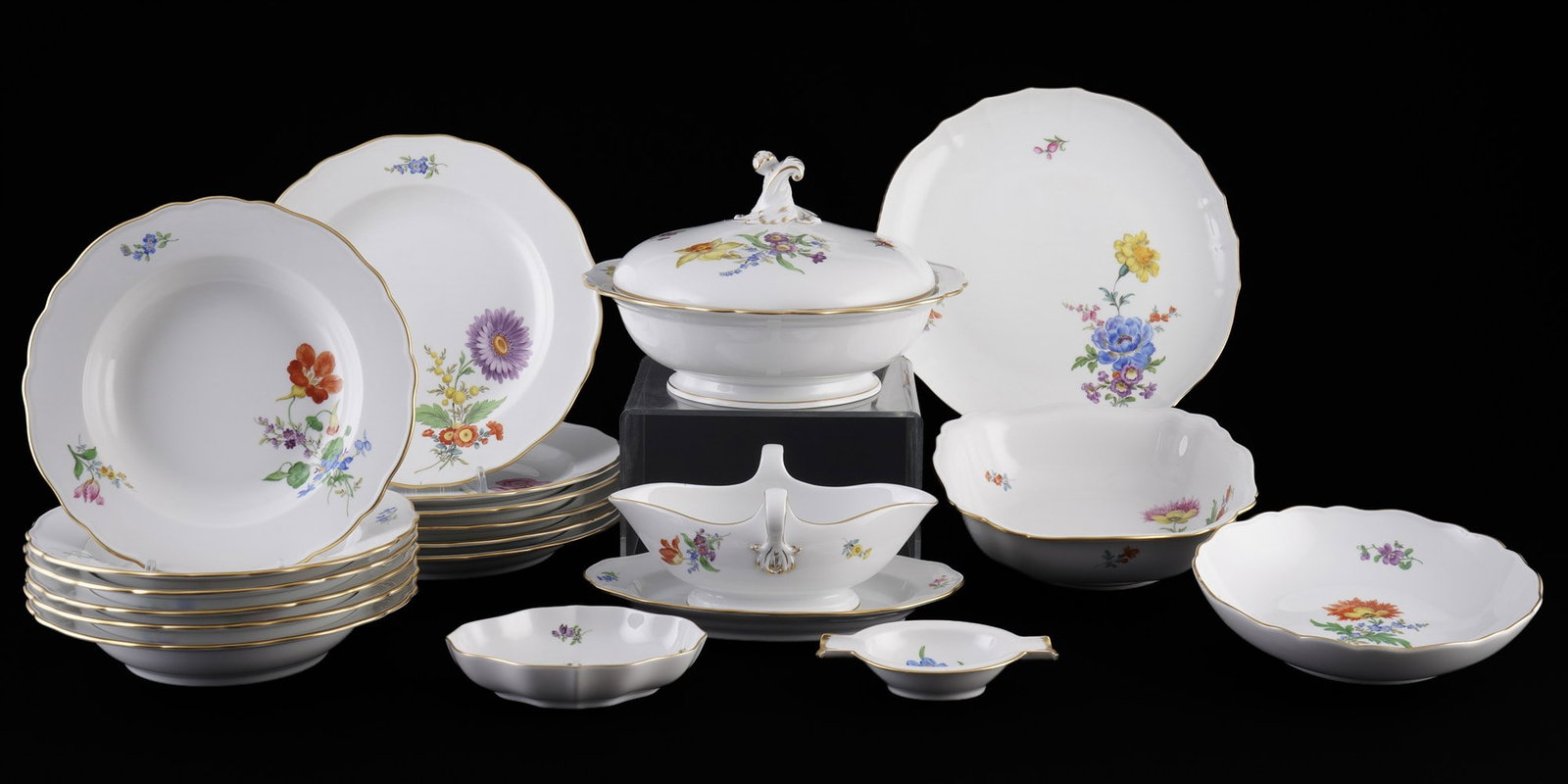 Meissen Blume extensive dinner service for 6 people, first choice. (1 of 5)