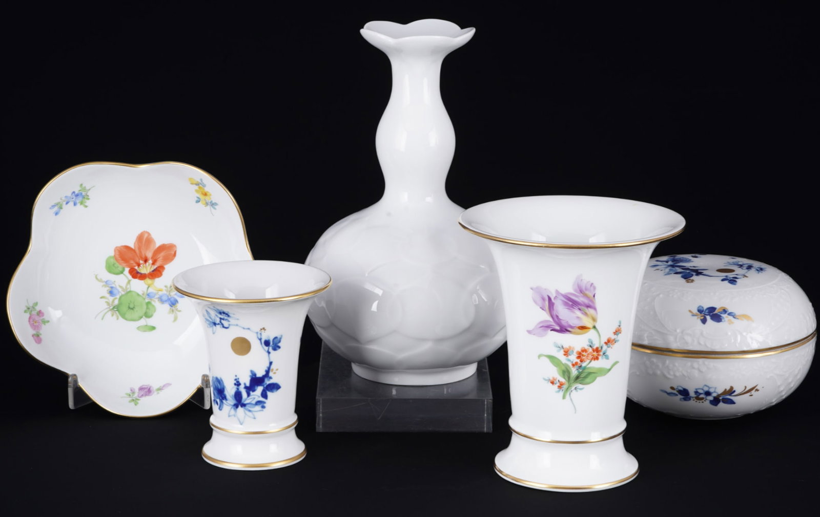 Meissen Flowers 3 vases, lidded box and decorative bowl - various designs,: porcelain, blue sword mark 4x 1st choice and once 2nd choice, various floral decors - Flowers 2, Blue Flowers and Lotus relief, 1x lotus vase (Ludwig ZEPNER / 1st ch.) H 19.5 cm x D 12.5 cm, 1x trumpe