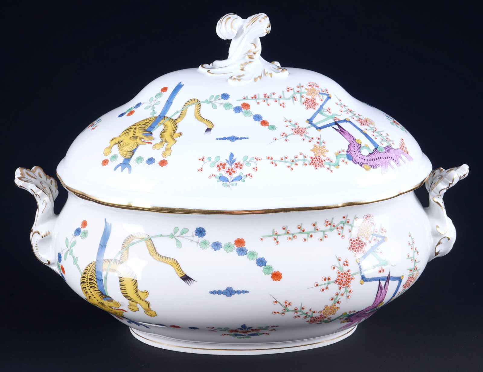 Meissen Old Rich Yellow Lion large lidded tureen 1st choice,: porcelain, blue sword mark 1st choice, decor Old Rich Yellow Lion, decor no. 314c (401110), H 27 cm x L 38.5 cm x W 25 cm