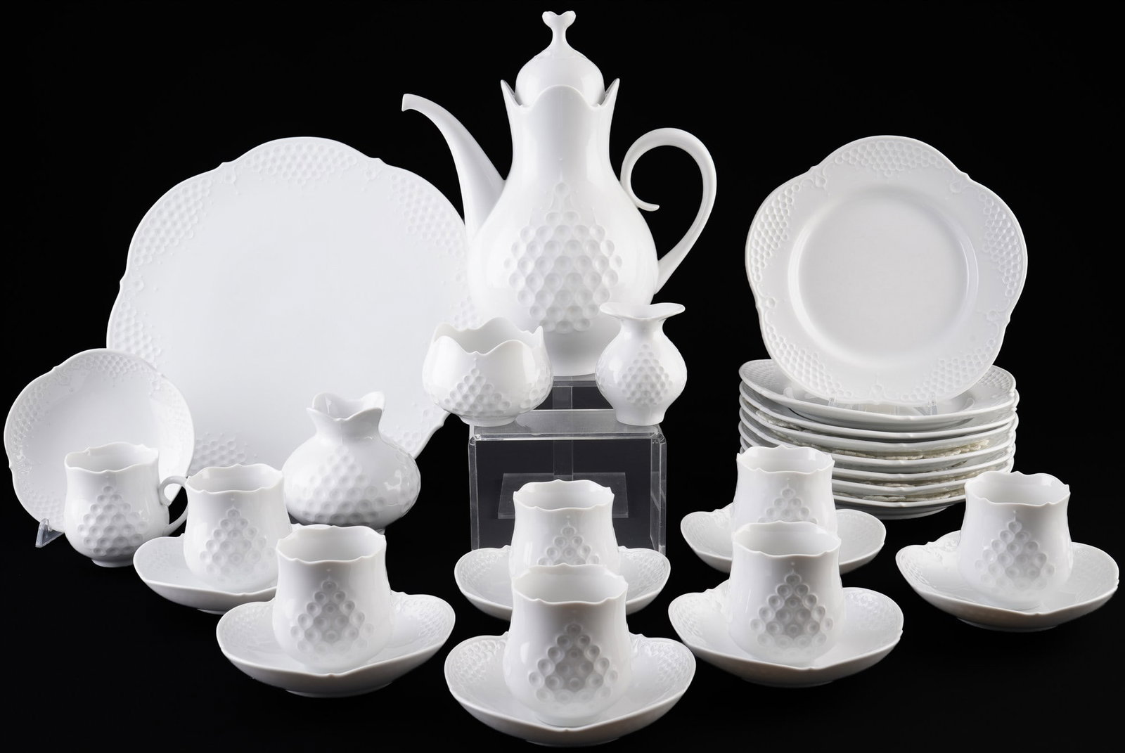 Meissen Large Cutout Relief coffee service for 8 persons 1st choice,: 29-piece porcelain, blue sword mark 1st choice, decor Large Cutout Relief, 1x coffee pot H 27.5 cm x D 12.5 cm, 1x milk jug H 8.5 cm, 1x sugar bowl H 6.5 cm x D 8.5 cm, 8x coffee cups H 8 cm x D 7 cm,