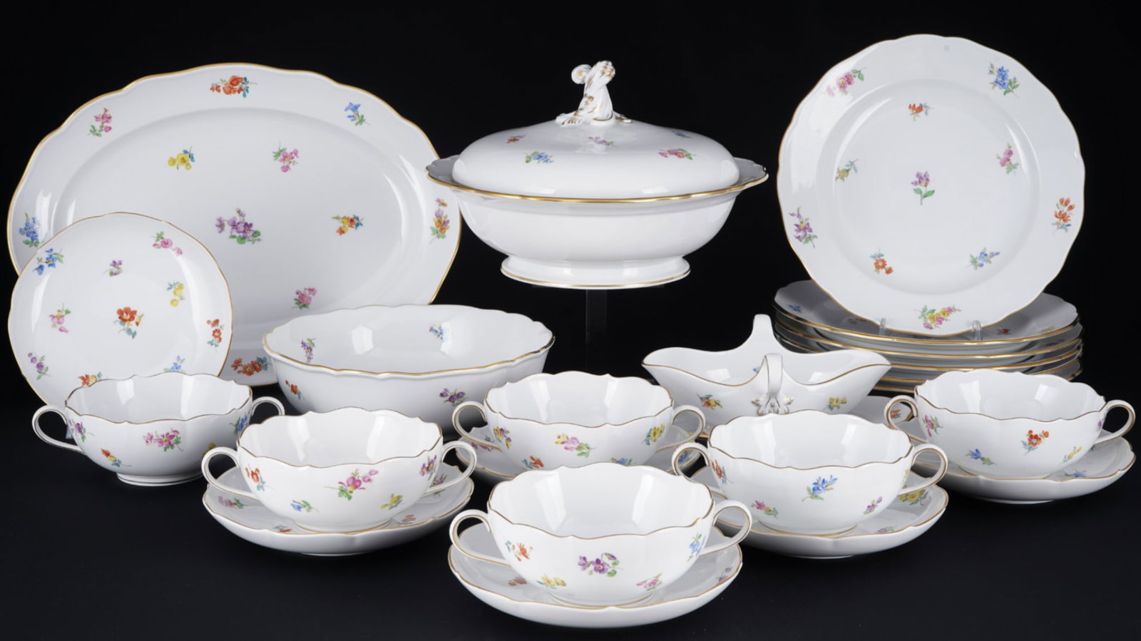 Meissen Strewn Flowers dinner service for 6 persons 1st choice,: 22-piece porcelain, blue sword mark 1st choice, decor Strewn Flowers, 6x dinner plates D 25 cm, 6x soup bowls H 5.5 cm x D 12.5 cm, 6x saucers D 17 cm, 1x tureen H 16 cm x D 27 cm, 1x gravy boat H 8.5