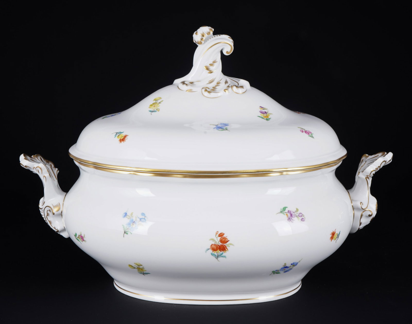 Meissen Strewn Flower lidded turee 1st choice, (1 of 3)