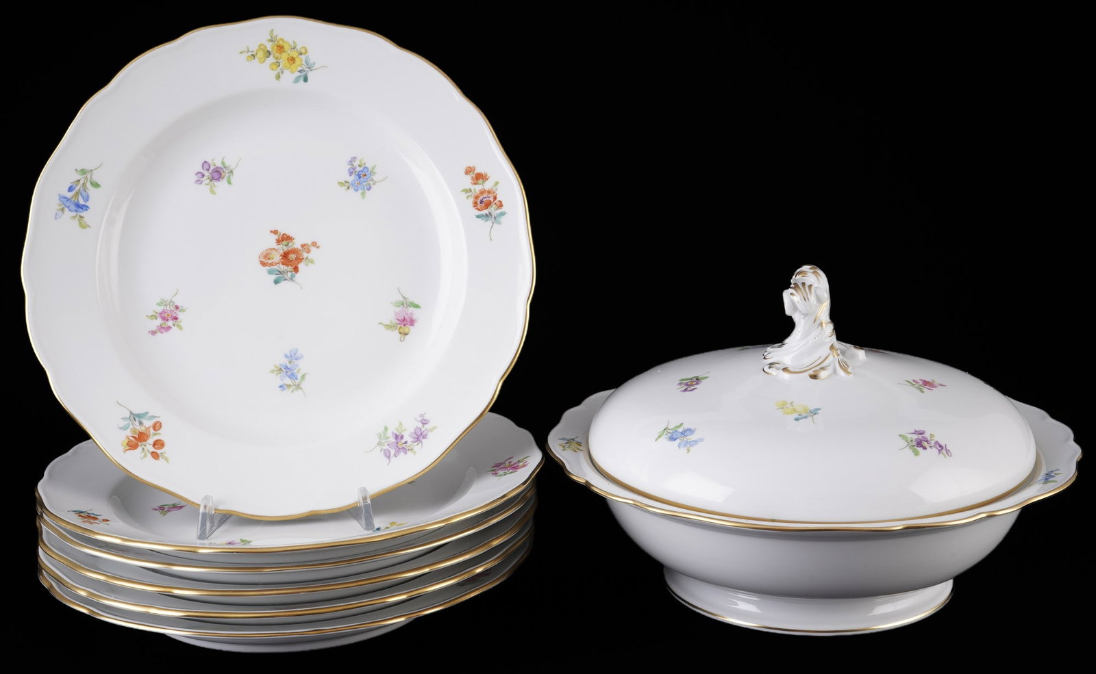 Meissen Strewn Flowers 6 dinner plates with lidded tureen 1st choice,: Porcelain, blue crossed swords mark, first choice, scattered floral decoration, 6 dinner plates D 25 cm, 1 covered tureen H 17 cm x D 26.5 cm