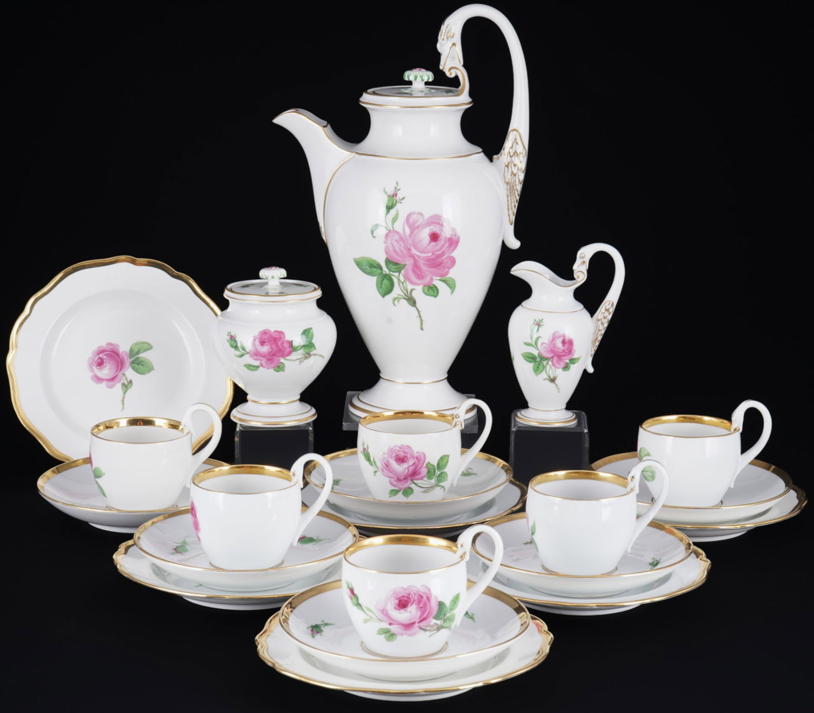 Meissen Red Rose Swan Neck coffee service for 6 persons 1st choice,: 21-piece porcelain, blue sword mark 1st choice, knob mark c. 1910, decor Red Rose with swan-neck handles and wide gold rim (cups in two variations - orientation of the painting), 1x coffee pot H 30.5 
