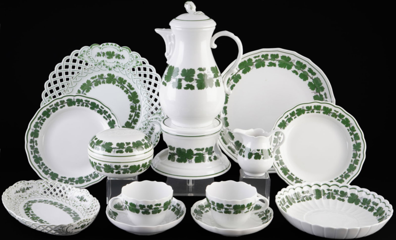 Meissen Vine Leaf coffee tete a tete 1st choice,: 14-piece porcelain, blue sword mark 1st choice, decor Vine Leaf, 1x coffee pot H 24 cm x D 13.5 cm, 1x milk jug H 9 cm, 1x sugar bowl H 8 cm x D 12.5 cm, 1x pot warmer H 9 cm x D 16.5 cm, 2x coffee cu