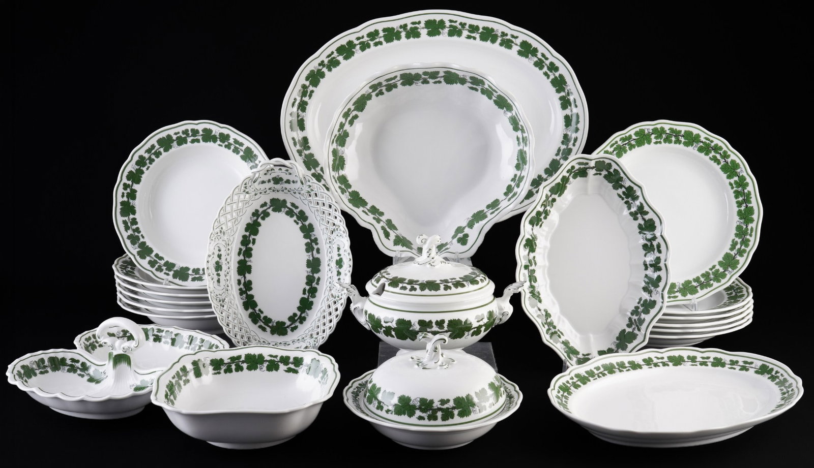 Meissen Vine Leaf dinner service for 6 persons,: 21-piece porcelain, blue sword mark 1st and 2nd choice, decor Vine Leaf, 6x dinner plates (Pfeiffer period) D 25 cm, 6x soup plates D 23 cm, 1x tureen (1st ch.) H 15 cm x D 16 cm, 1x tureen (1st ch.) 
