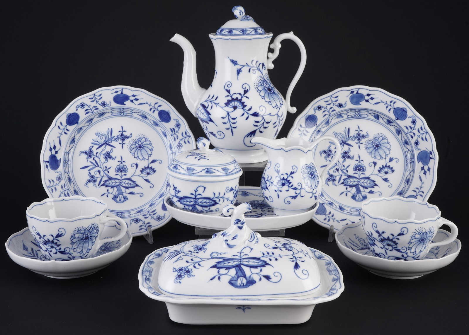 Meissen Blue Onion coffee tete a tete 1st choice,: 11-piece porcelain, blue sword mark 1st choice, decor Blue Onion, 1x tea pot H 20 cm x D 11.5 cm, 1x milk pot H 9 cm x D 7.5 cm, 1x sugar bowl H 8.5 cm x D 8.5 cm, 2x cups H 6.5 cm x D 8.5 cm, 2x sauc