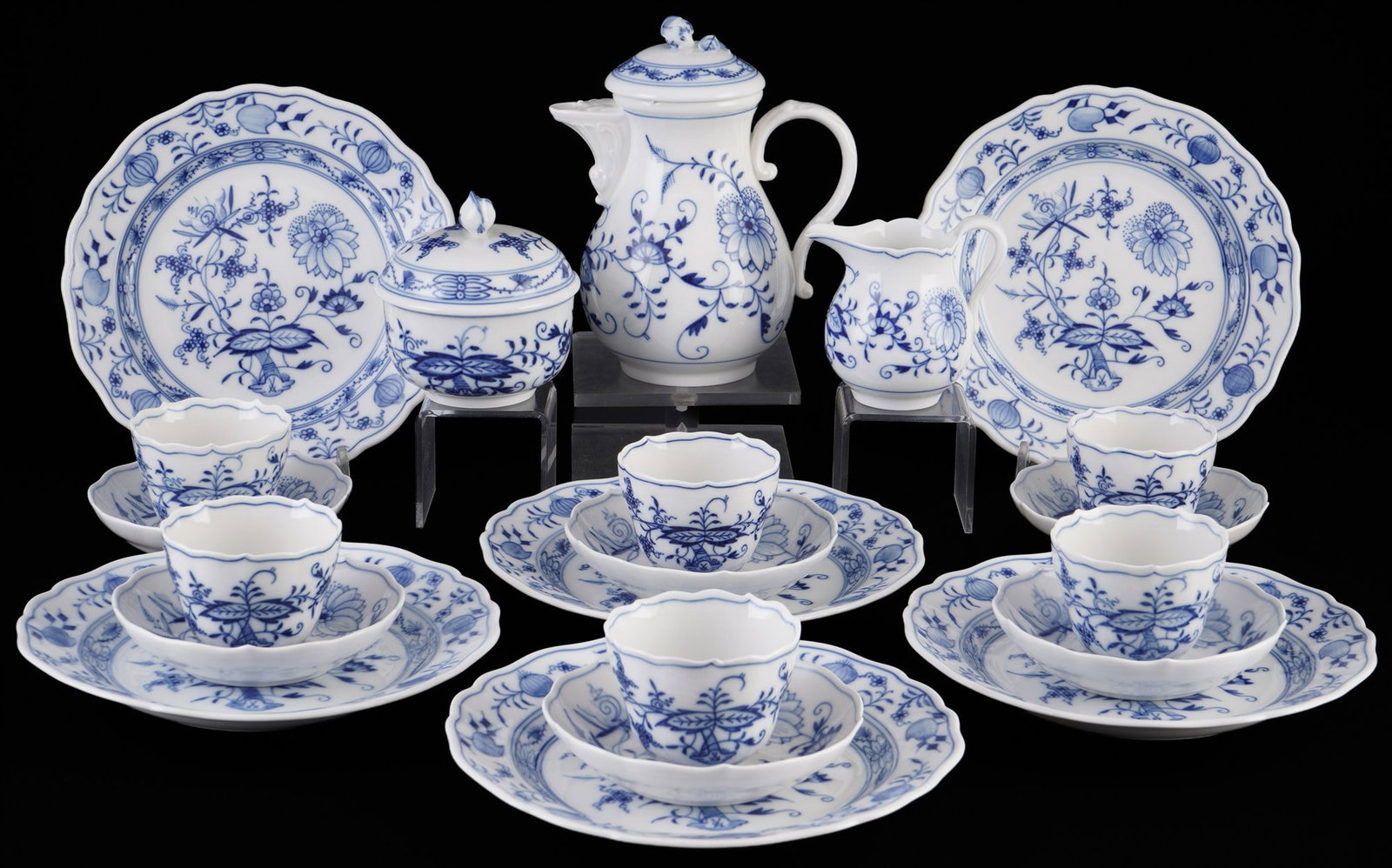 Meissen Blue Onion mocha service for 6 persons,: 21-piece porcelain, blue sword mark 1st and 2nd choice, decor Blue Onion, 1x mocha pot (1st ch.) H 16 cm x D 9.5 cm, 1x milk jug H 8 cm, 1x sugar bowl (1.ch.) H 9.5 cm x D 8.5 cm, 6x mocha cups H 5 cm