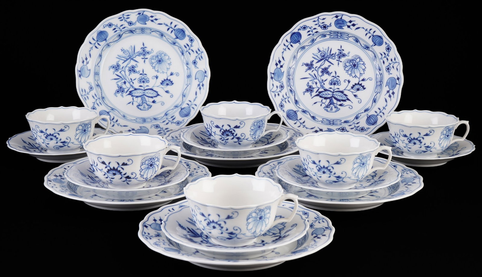 Meissen Blue Onion 6 tea place settings 1st choice,: porcelain, blue sword mark 1st choice, decor Blue Onion, 6x tea cups H 5.5 cm x D 10 cm, 6x saucers D 15 cm, 6x dessert plates D 20.5 cm, small chip on the handle