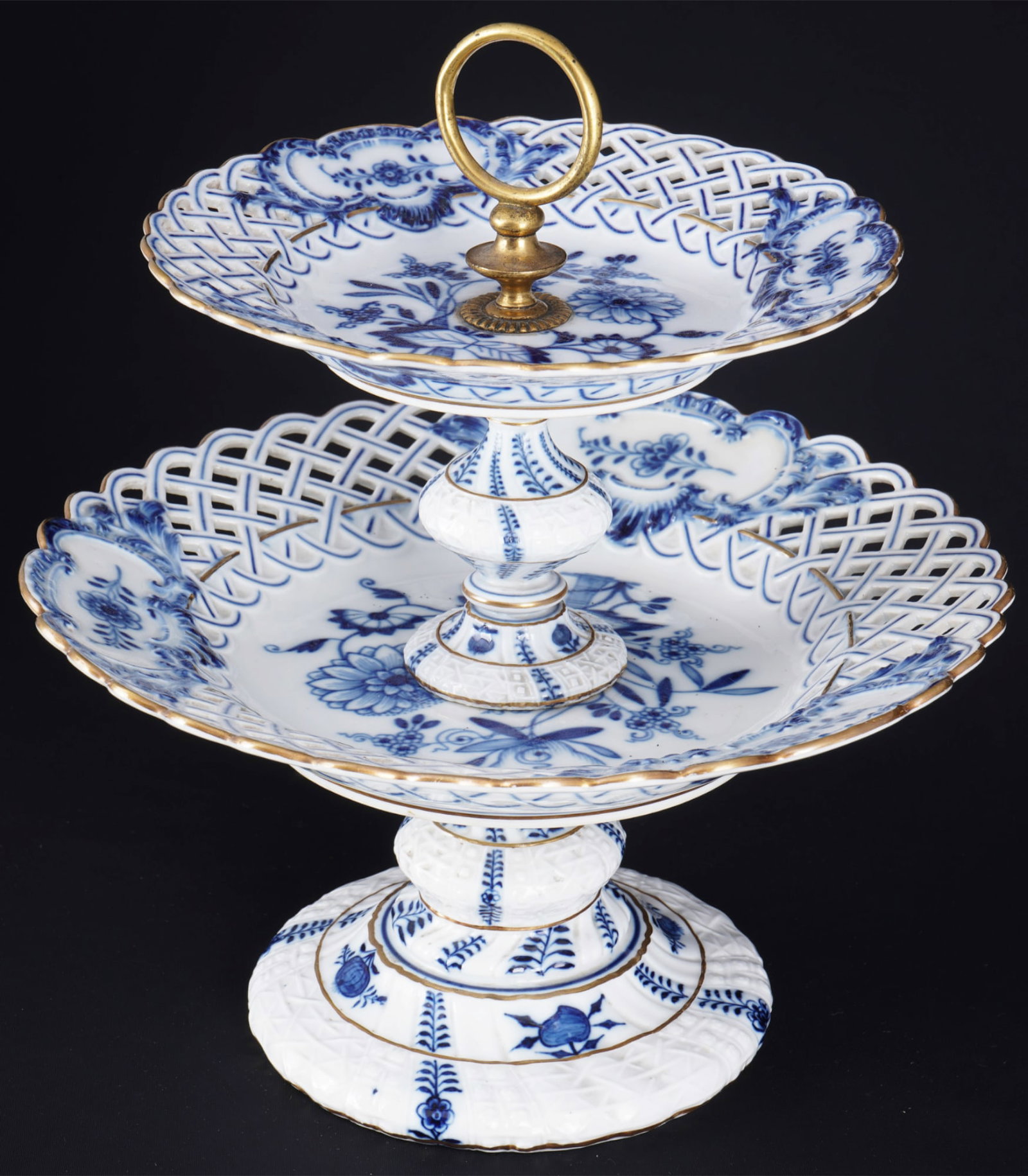 Meissen Blue Onion cutwork etagere / centerpiece 1st choice,: porcelain, blue sword mark 1st choice, knob mark 1815-1924, decor Blue Onion with gold border, tiers screwed together, H 30.5 cm x D 28 cm, firing marks, slight abrasion