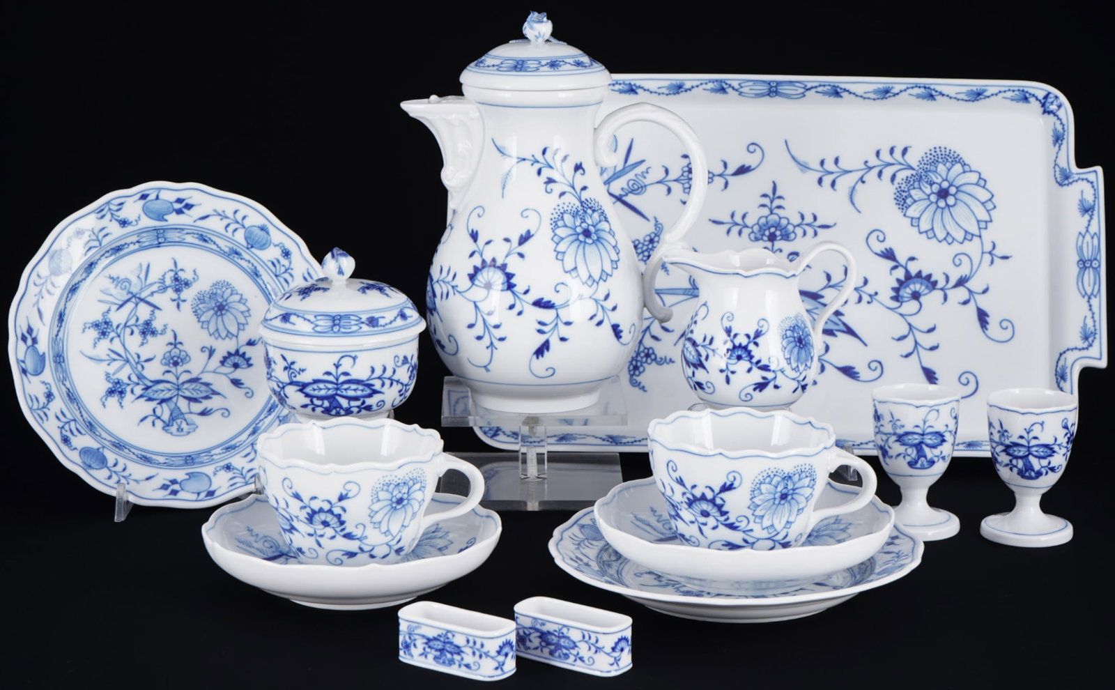 Meissen Blue Onion coffee tete a tete,: porcelain, blue sword mark 1st and 2nd choice, decor Blue Onion, 1x coffee pot (1st ch.) H 21.5 cm x D 11.5 cm, 1x milk jug H 9.5 cm, 1x sugar bowl H 9 cm x D 8.5 cm, 2x coffee cups H 6.5 cm x D 9 cm,