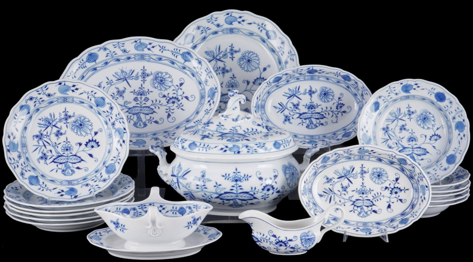 Meissen Blue Onion dinner service for 6 persons, (1 of 7)