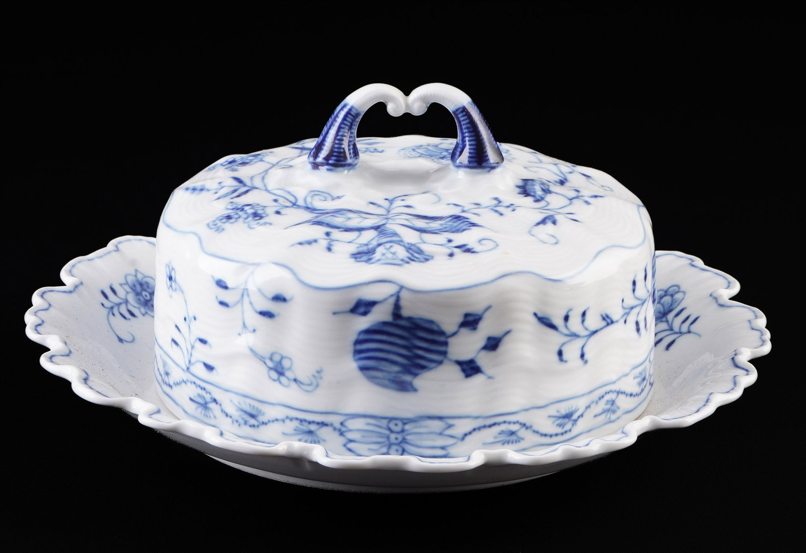 Meissen Blue Onion butter bell / dish,: porcelain, blue sword mark with two grinding strokes 2nd choice, decor Blue Onion, H 9.5 cm x D 21 cm