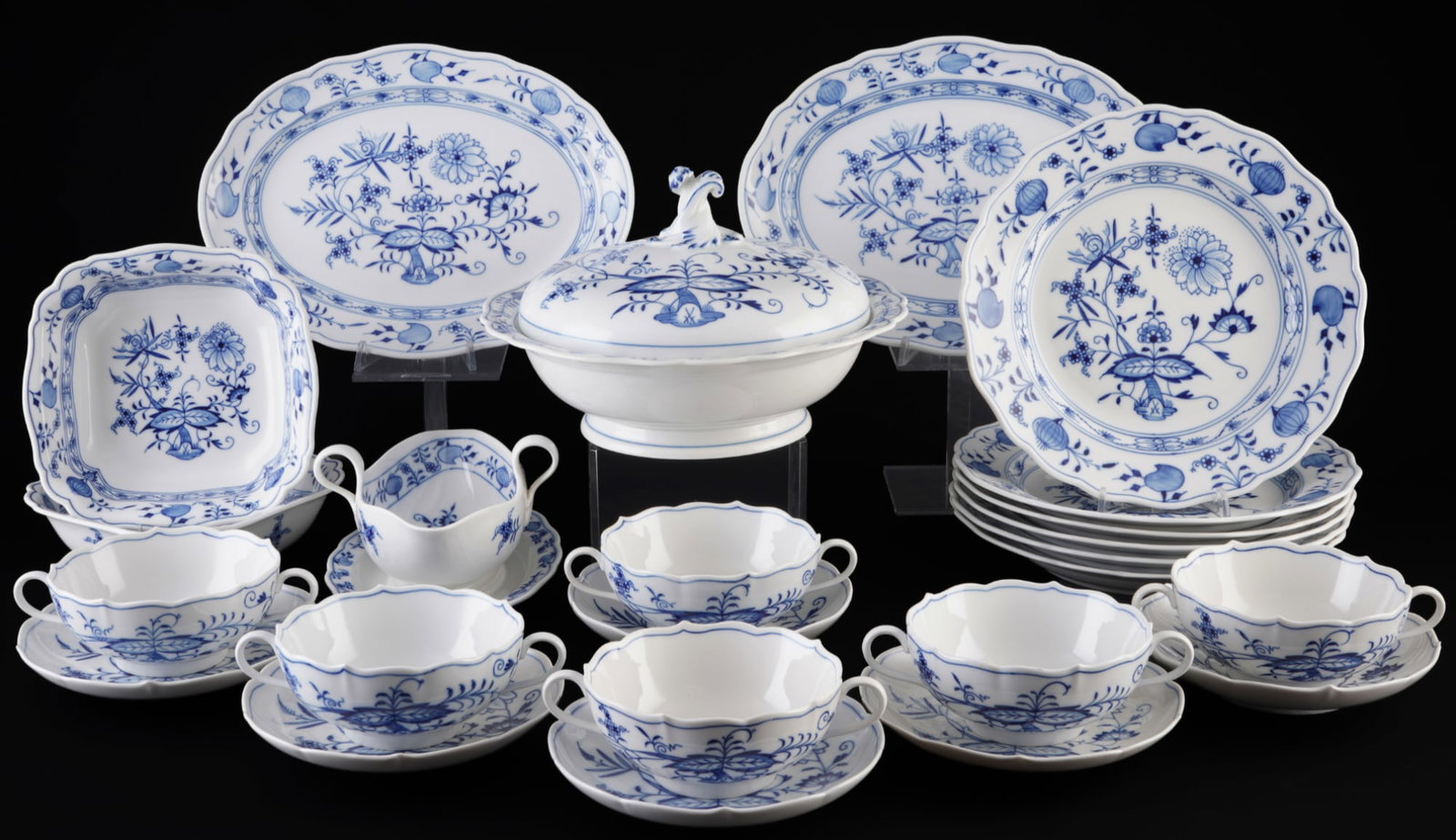 Meissen Blue Onion dinner service for 6 persons, (1 of 6)