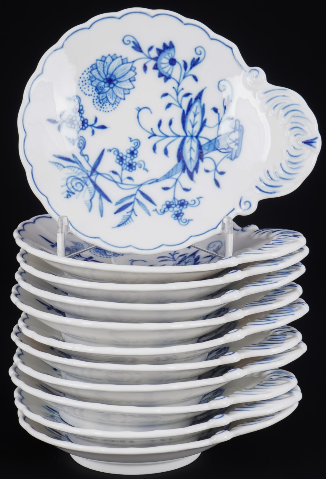 Meissen Blue Onion 11 shell bowls,: porcelain, blue sword mark 6x 1st choice and 5x 2nd choice, decor Blue Onion, 11x W 14 cm x D 11.5 cm