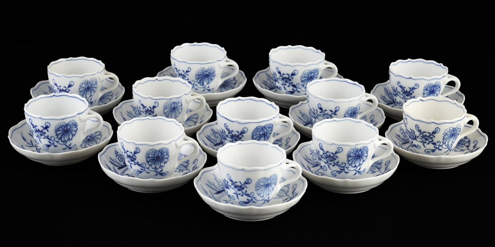Meissen Blue Onion 12 mocha cups 1st choice,: porcelain, blue sword mark 1st choice and one saucer 2nd choice, decor Blue Onion, 12x mocha cups H 5.5 cm x D 6.5 cm, 12x saucers D 11.5 cm
