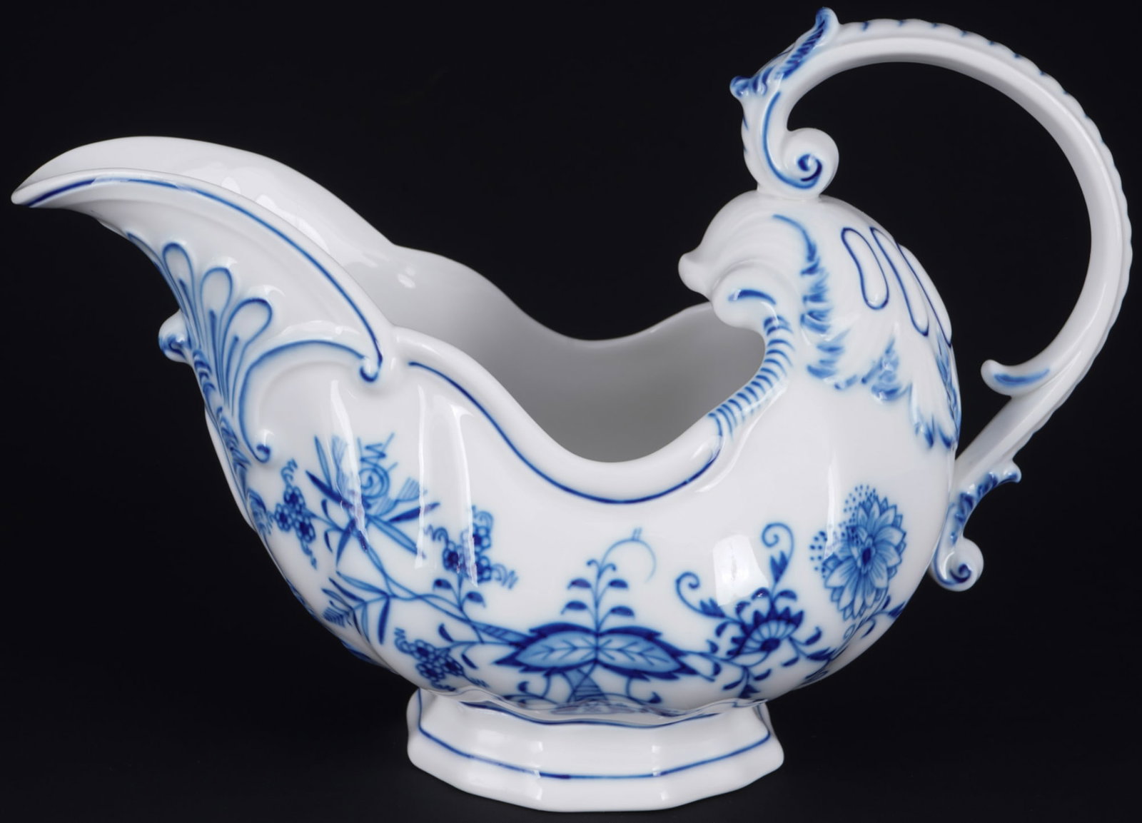 Meissen Blue Onion baroque sauce boat, (1 of 5)