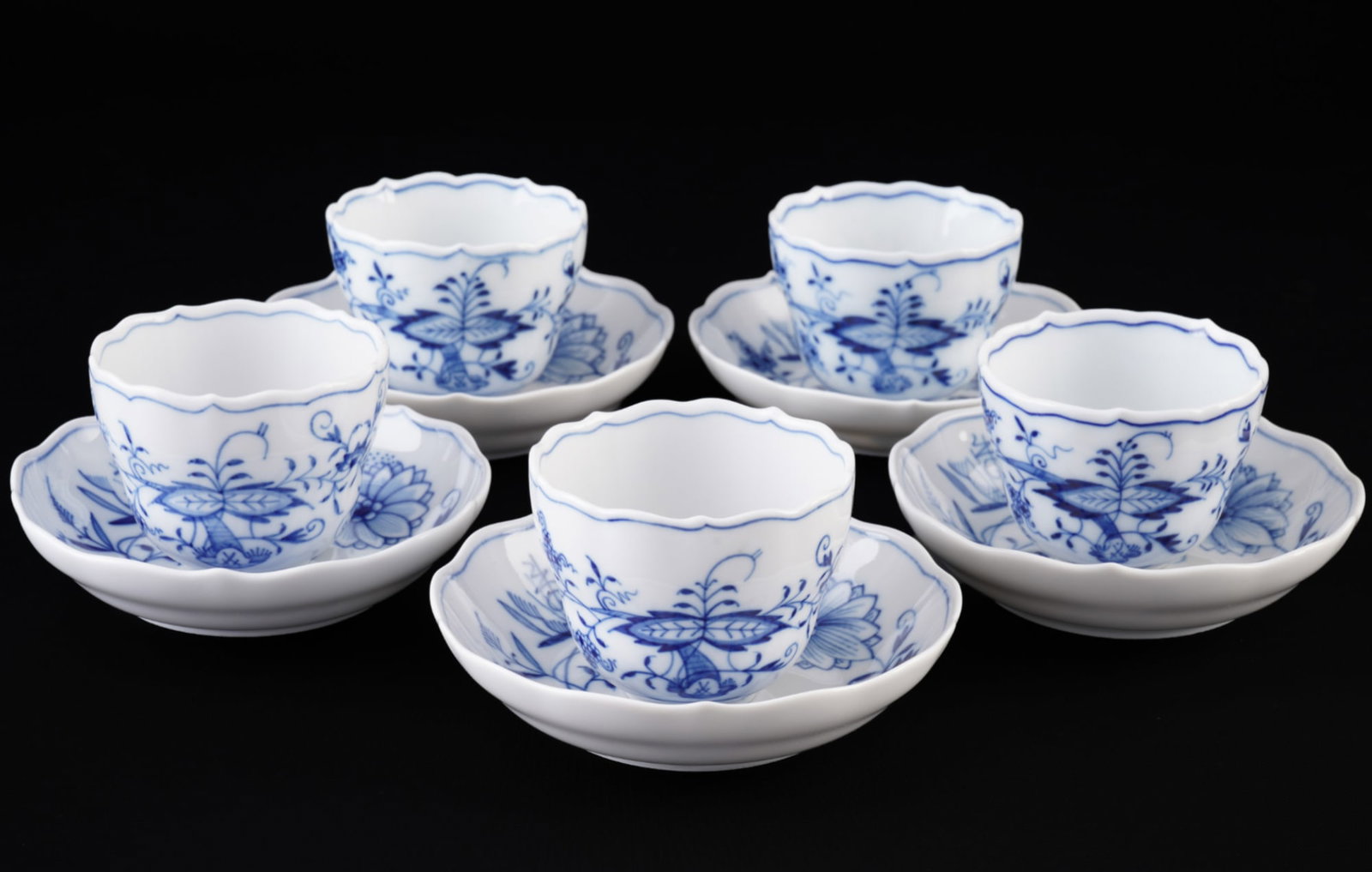 Meissen Blue Onion 5 mocha cups,: Porcelain, blue crossed swords mark, first choice, onion pattern decoration, 5x mocha cups H 5 cm x D 6.5 cm, 5x saucers D 10.5 cm