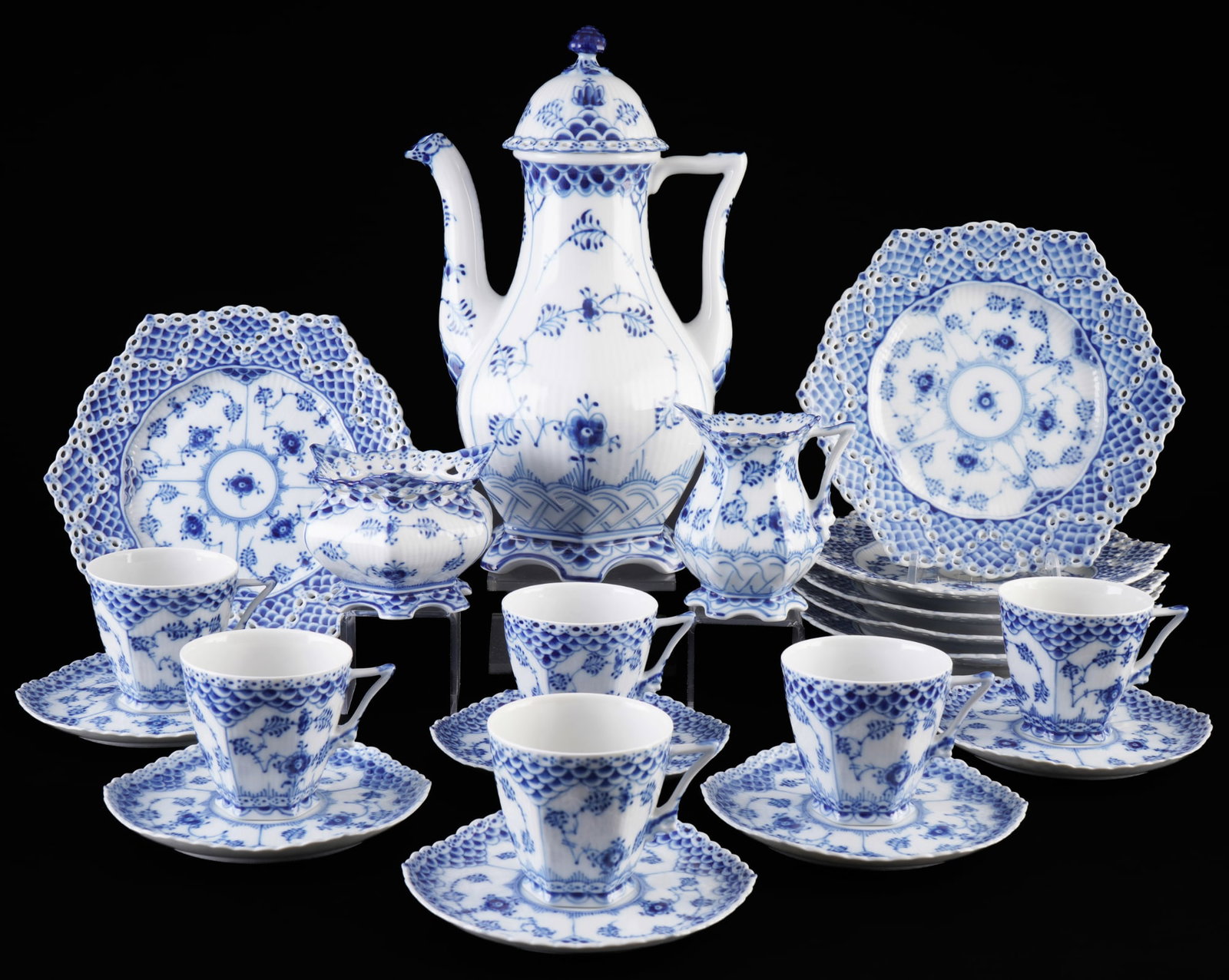 Royal Copenhagen Musselmalet Full Lace coffee service for 6 persons,: 21-piece porcelain, Denmark, with green company mark and blue waves, decor Musselmalet Full Lace, 1x coffee pot #1202 H 28.5 cm x D 14.5 cm, 1x milk jug #1032 H 10.5 cm, 1x sugar bowl #1112 H 7.5 cm x