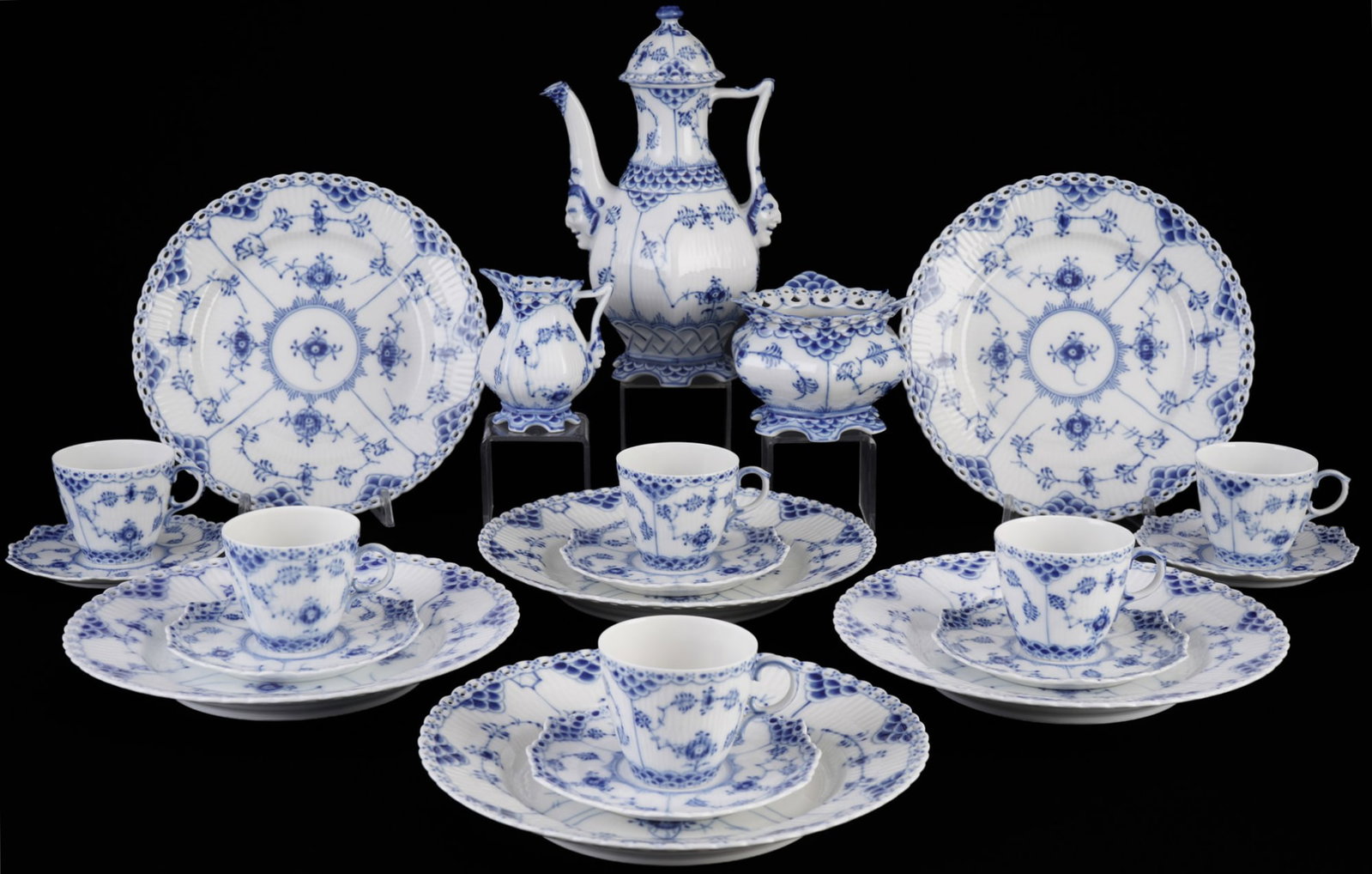Royal Copenhagen Musselmalet Full Lace mocha service for 6 persons,: 21-piece porcelain, Denmark, with green company mark and blue waves, decor Musselmalet Full Lace, 1x mocha pot #1030 H 21 cm x D 9.5 cm, 1x milk jug #392 H 8.5 cm, 1x sugar bowl #1112 H 7.5 cm x W 9.5