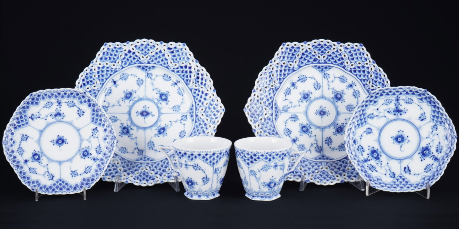 Royal Copenhagen Musselmalet Full Lace 2 coffee place settings 1036/1094,: porcelain, Denmark, with green company mark and blue waves, decor Musselmalet Full Lace decor, 2x coffee cups #1036 H 7 cm x D 7 cm, 2x saucers #1036 D 14 cm, 2x dessert plates #1094 W 21 cm x D 19.5 