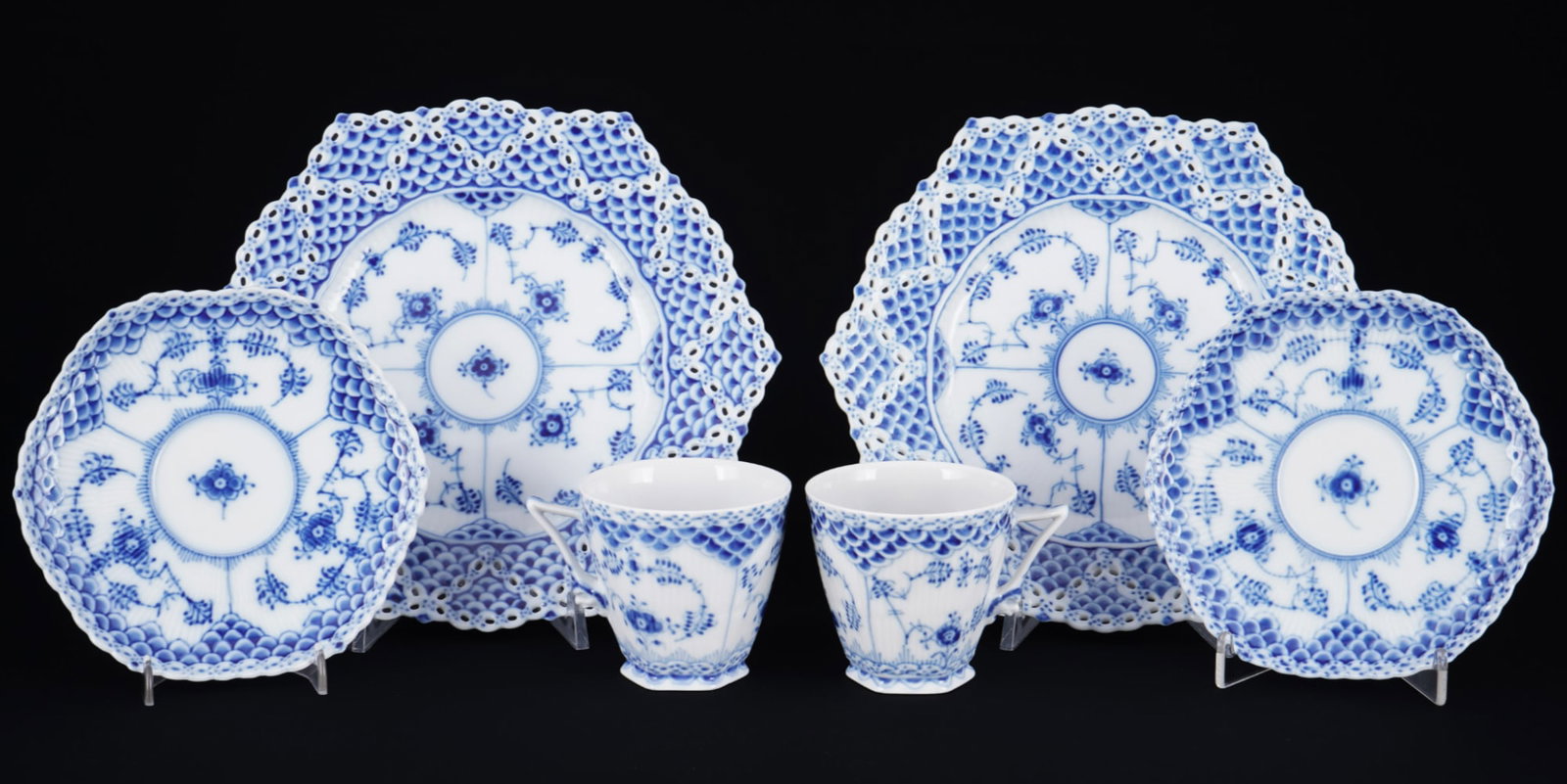 Royal Copenhagen Musselmalet Full Lace 2 coffee place settings 1036/1094,: porcelain, Denmark, with green company mark and blue waves, decor Musselmalet Full Lace, 2x coffee cups #1036 H 7 cm x D 7 cm, 2x saucers #1036 D 14 cm, 2x dessert plates #1094 W 21 cm x D 19.5 cm