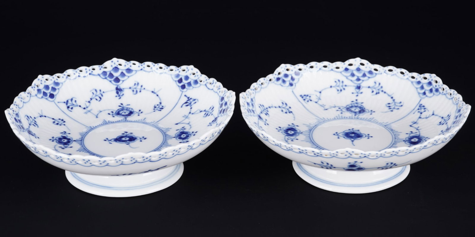 Royal Copenhagen Musselmalet Full Lace 2 bowls with Stand 1023,: porcelain, Denmark, with green company mark and blue waves, decor Musselmalet Full Lace, model no. 1023, H 6 cm x D 17.5 cm