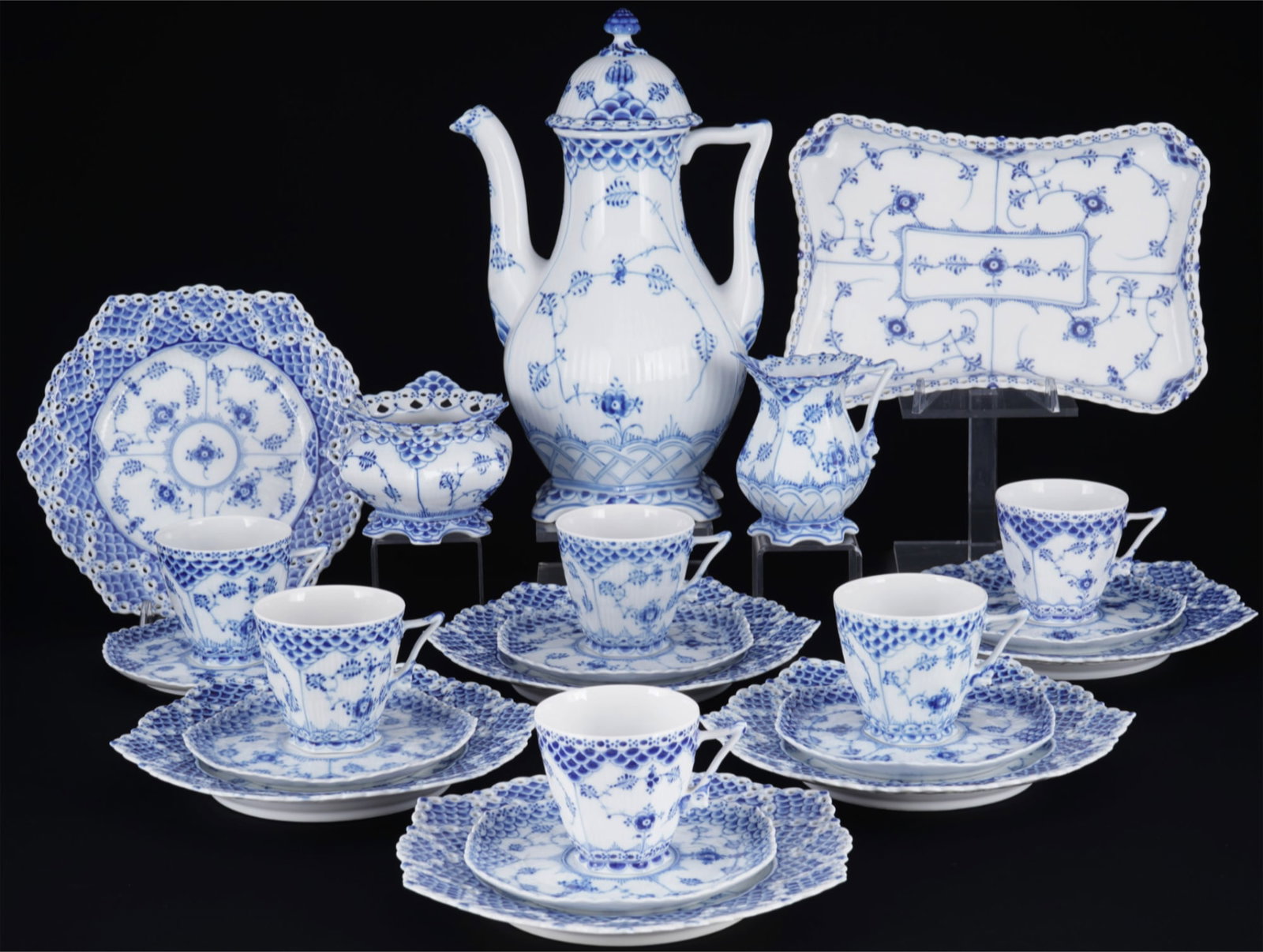 Royal Copenhagen Musselmalet Full Lace coffee service for 6 persons: 22-piece porcelain, Denmark, with green company mark and blue waves, decor Musselmalet Full Lace, 1x coffee pot #1202 H 29 cm x D 14.5 cm, 1x milk jug #1032 H 10.5 cm x D 7 cm, 1x sugar bowl #1112 H 8