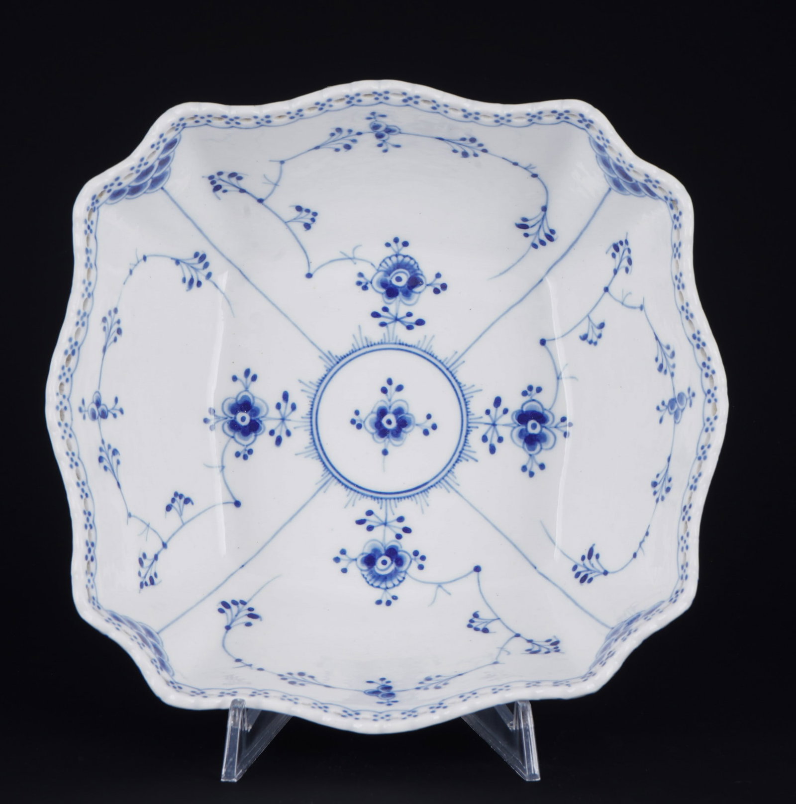 Royal Copenhagen Musselmalet Full Lace large bowl 1103,: porcelain, Denmark, with green company mark and blue waves, decor Musselmalet Full Lace, model no. 1103, H 8.5 cm x D 23.5 cm, fine firing marks in the bowl