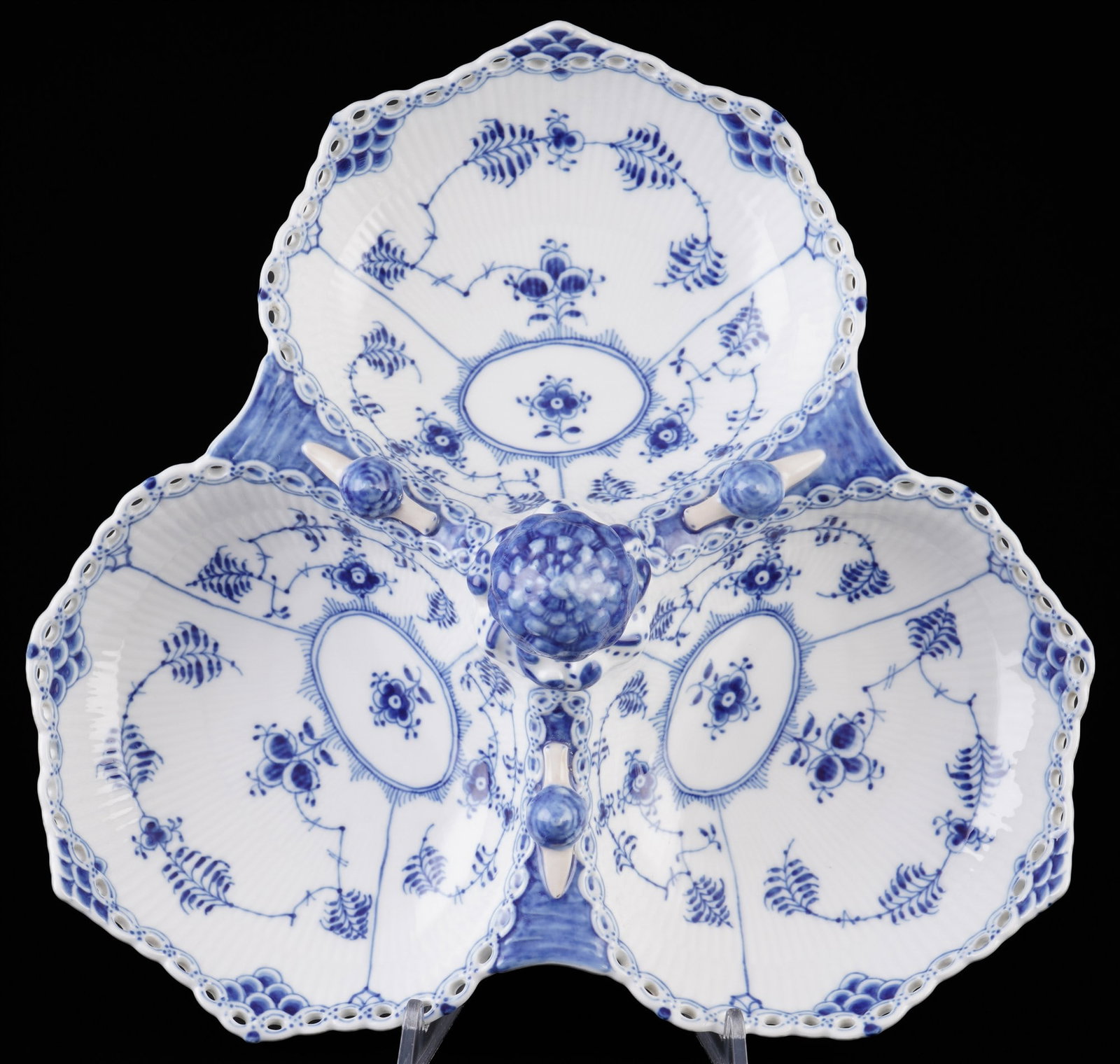 Royal Copenhagen Musselmalet Full Lace large cabaret bowl 1005,: porcelain, Denmark, with green company mark and blue waves, decor Musselmalet Full Lace, three-part serving dish with snails, model no. 1005, H 12.5 cm x W 31 cm x D 31 cm