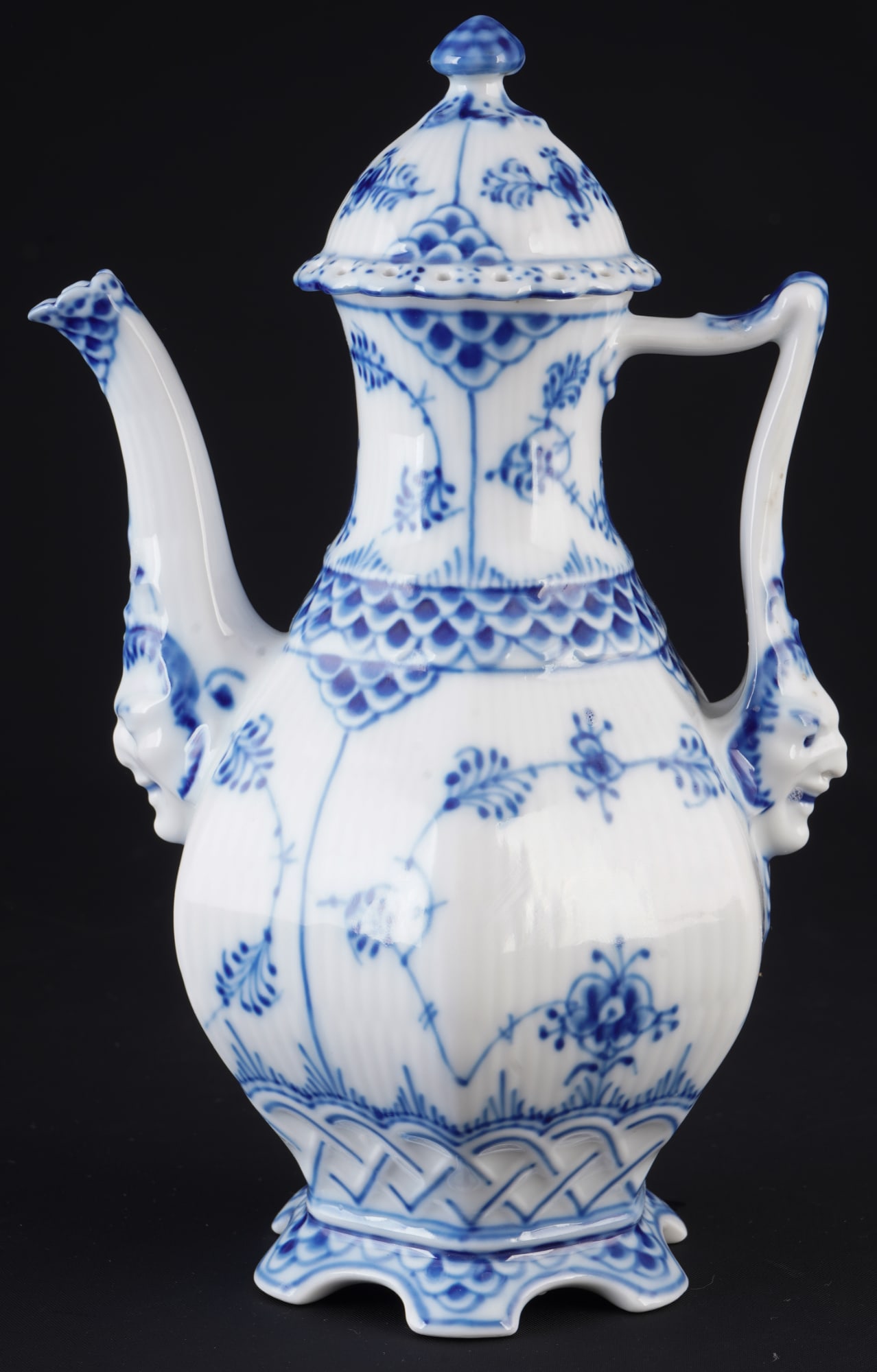 Royal Copenhagen Musselmalet Full Lace mocha pot 1030,: porcelain, Denmark, with green company mark and blue waves, decor Musselmalet Full Lace, model no. 1030, H 21 cm x D 10 cm