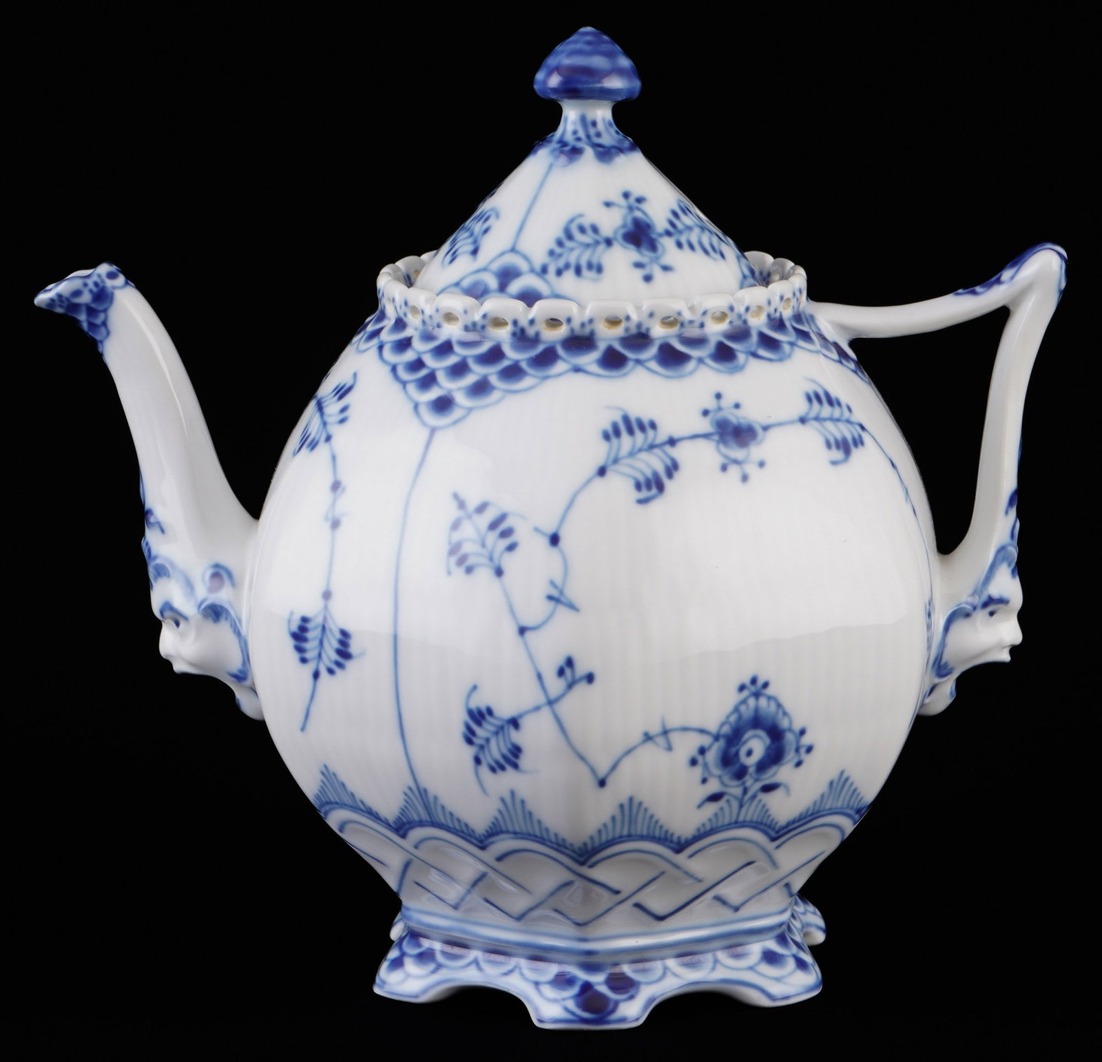 Royal Copenhagen Musselmalet Full Lace tea pot 1118,: porcelain, Denmark, with green company mark and blue waves, decor Musselmalet Full Lace, model no. 1118, 1 x H 17.5 cm x D 13 cm