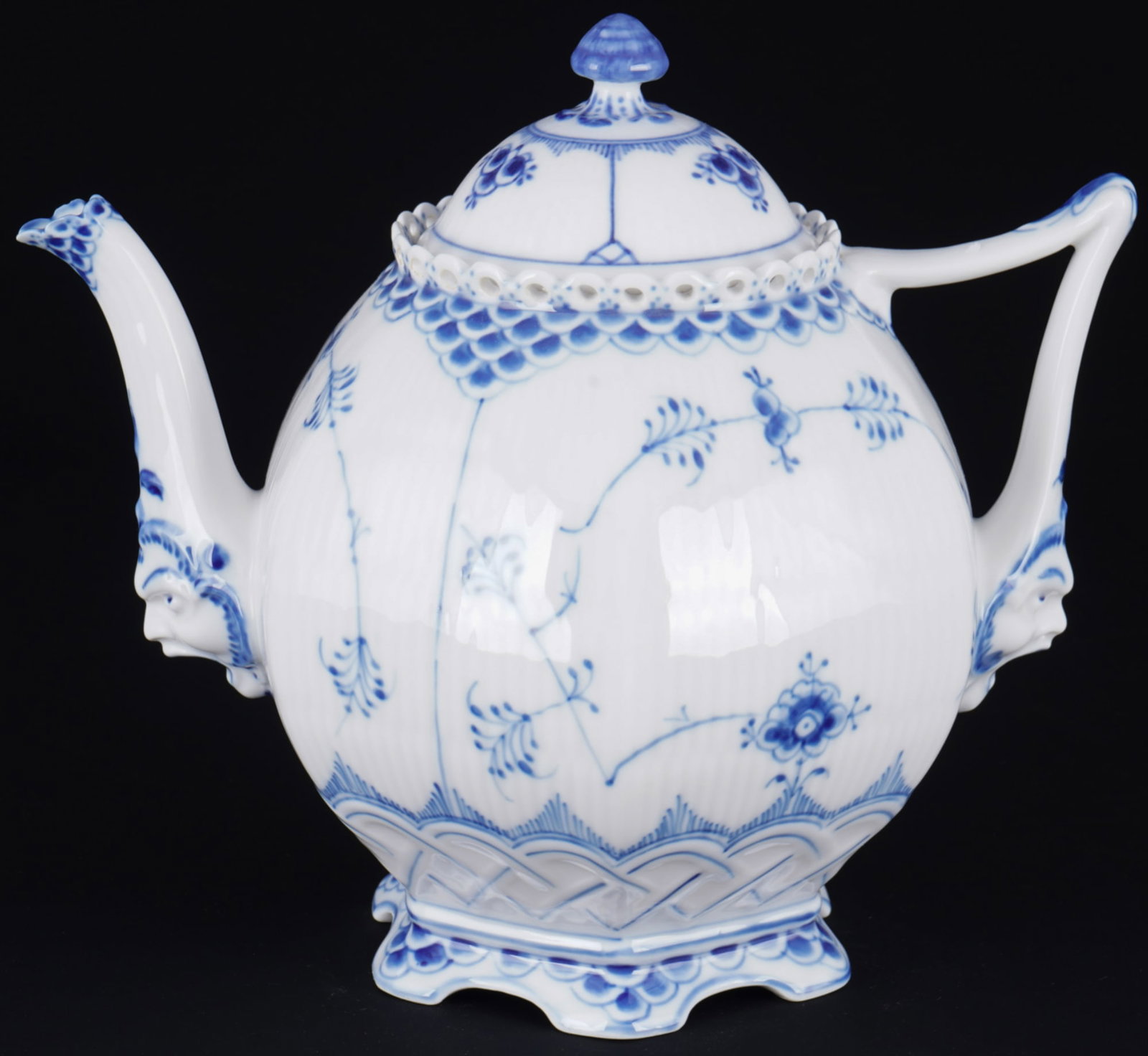 Royal Copenhagen Musselmalet Full Lace tea pot 1119,: porcelain, Denmark, with green company mark and blue waves, decor decor Musselmalet Full Lace, model no. 1119, H 19 cm x D 15 cm, chip on the spout of the pot