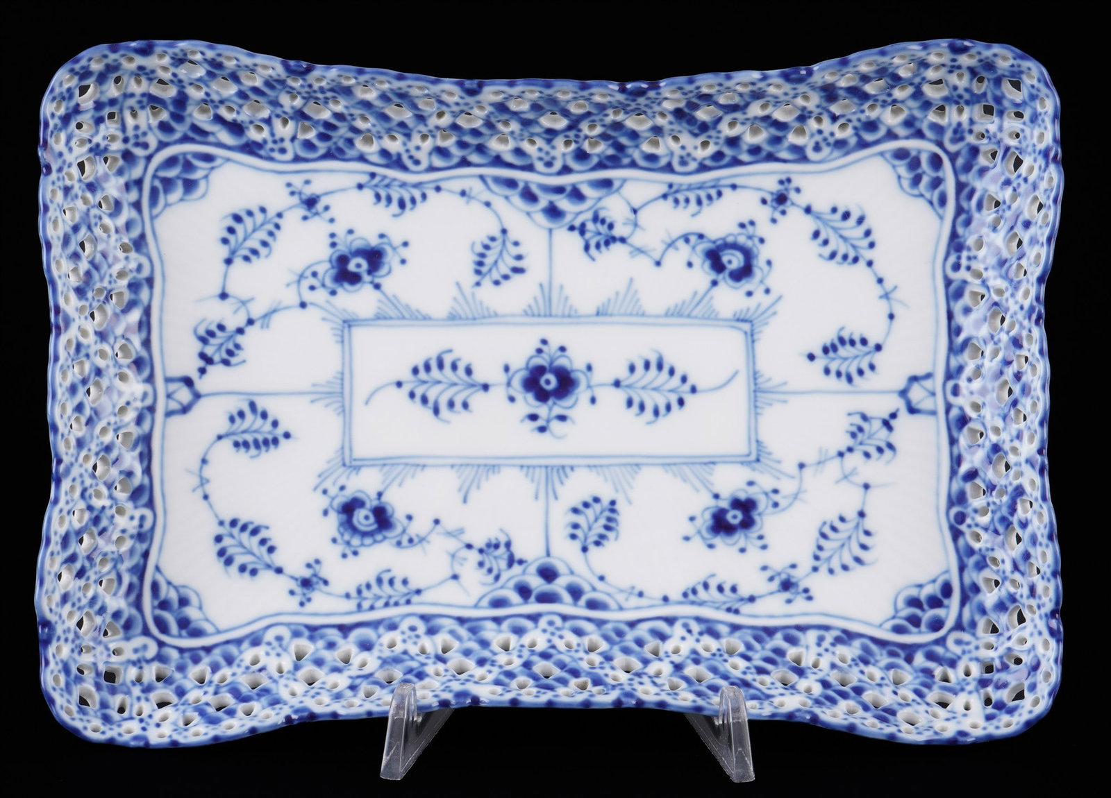 Royal Copenhagen Musselmalet Full Lace tray / vide-poche 1122,: porcelain, Denmark, with green company mark and blue waves, decor Musselmalet Full Lace, model no. 1122, manufactured 1992-1999, H 3 cm x W 23.5 cm x D 16 cm