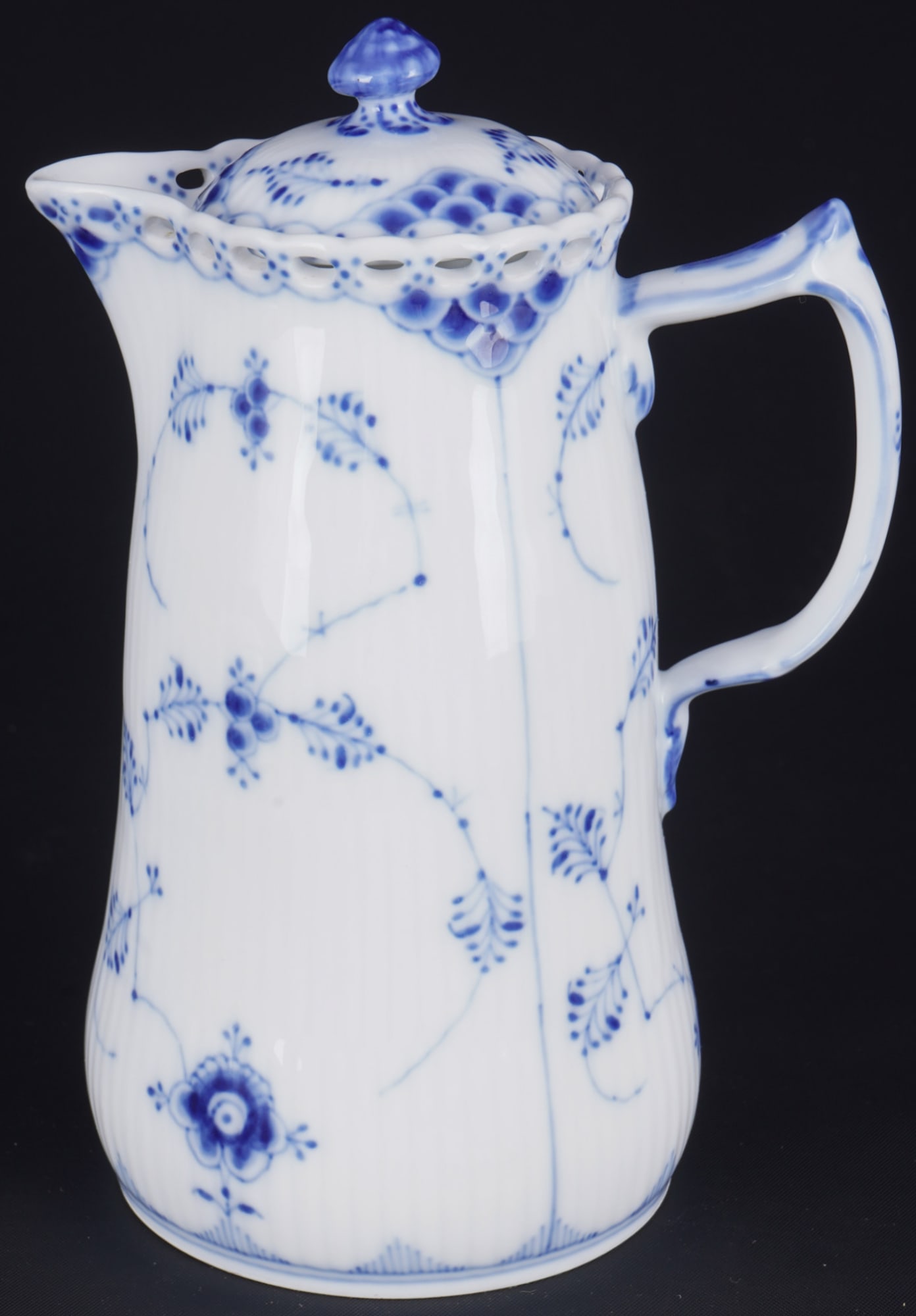 Royal Copenhagen Musselmalet Full Lace chocolate pot 1027,: porcelain, Denmark, with green company mark and blue waves, decor Musselmalet Full Lace, model no. 1027, manufactured 1889-1922, H 16 cm x D 8.5 cm