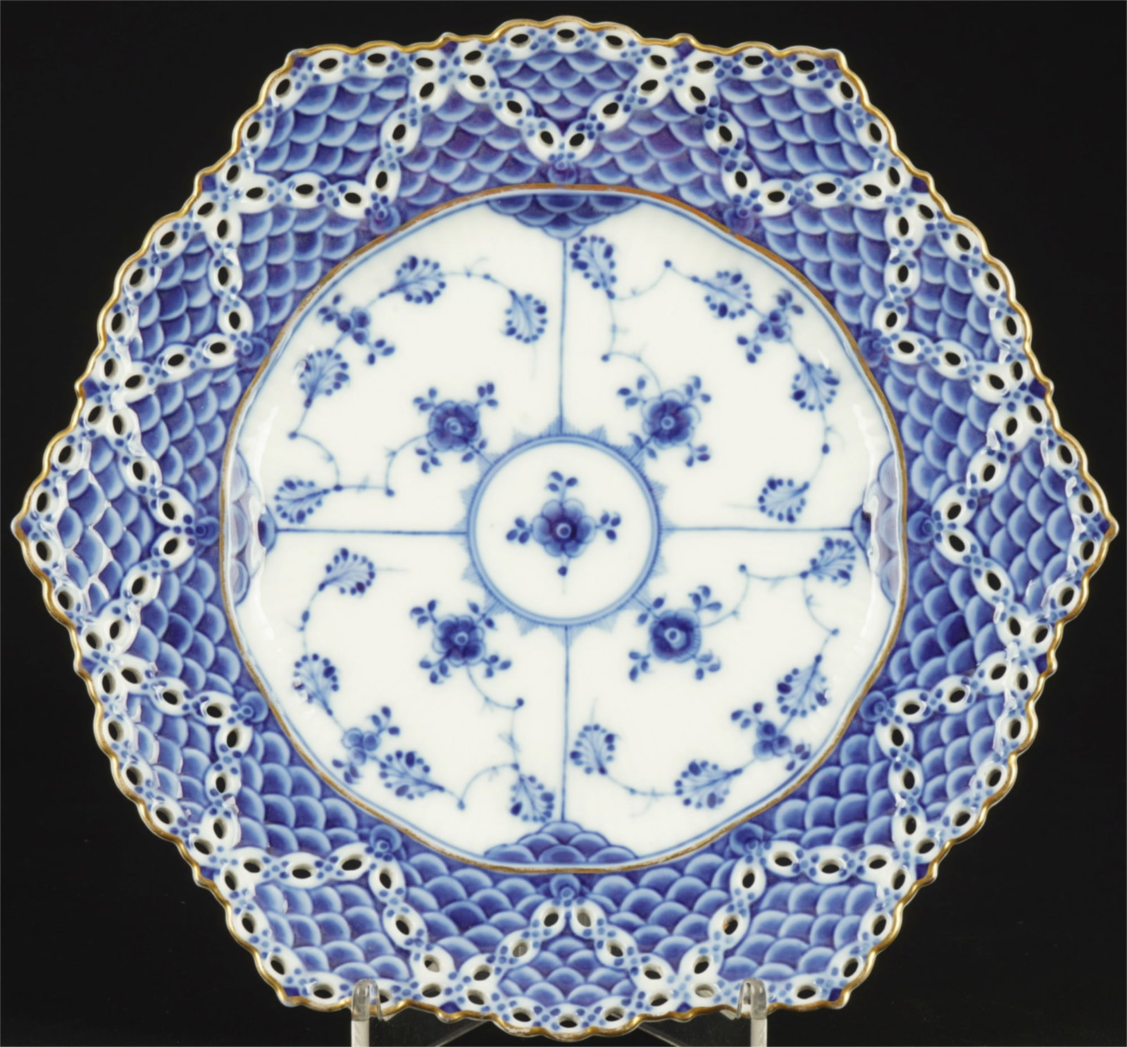 Royal Copenhagen Musselmalet Full Lace Gold Rim dessert plate,: porcelain, Denmark, with blue waves, decor decor Musselmalet Full Lace with gold rim, manufactured 1870-1890, W 21 cm x D 19.5 cm