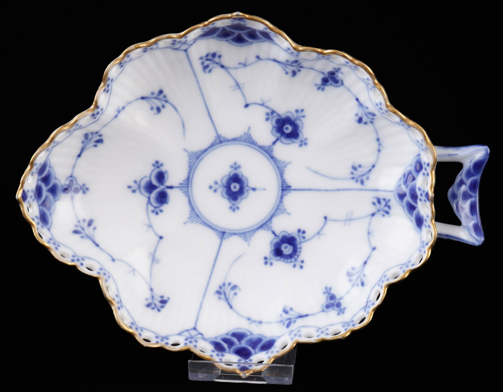 Royal Copenhagen Musselmalet Full Lace Gold Rim leaf bowl 1076,: porcelain, Denmark, with green company mark and blue waves, decor decor Musselmalet Full Lace with gold rim, model no. 1076, manufactured 1889-1922, H 3 cm x W 18 cm, slight gold abrasion