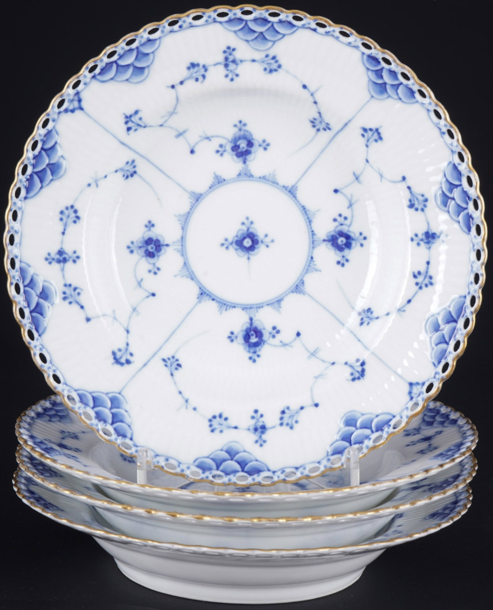 Royal Copenhagen Musselmalet Full Lace Gold Rim 4 small deep plates,: porcelain, Denmark, with blue waves, decor decor Musselmalet Full Lace with gold rim, manufactured 1870-1890, 4x H 3 cm x D 17 cm