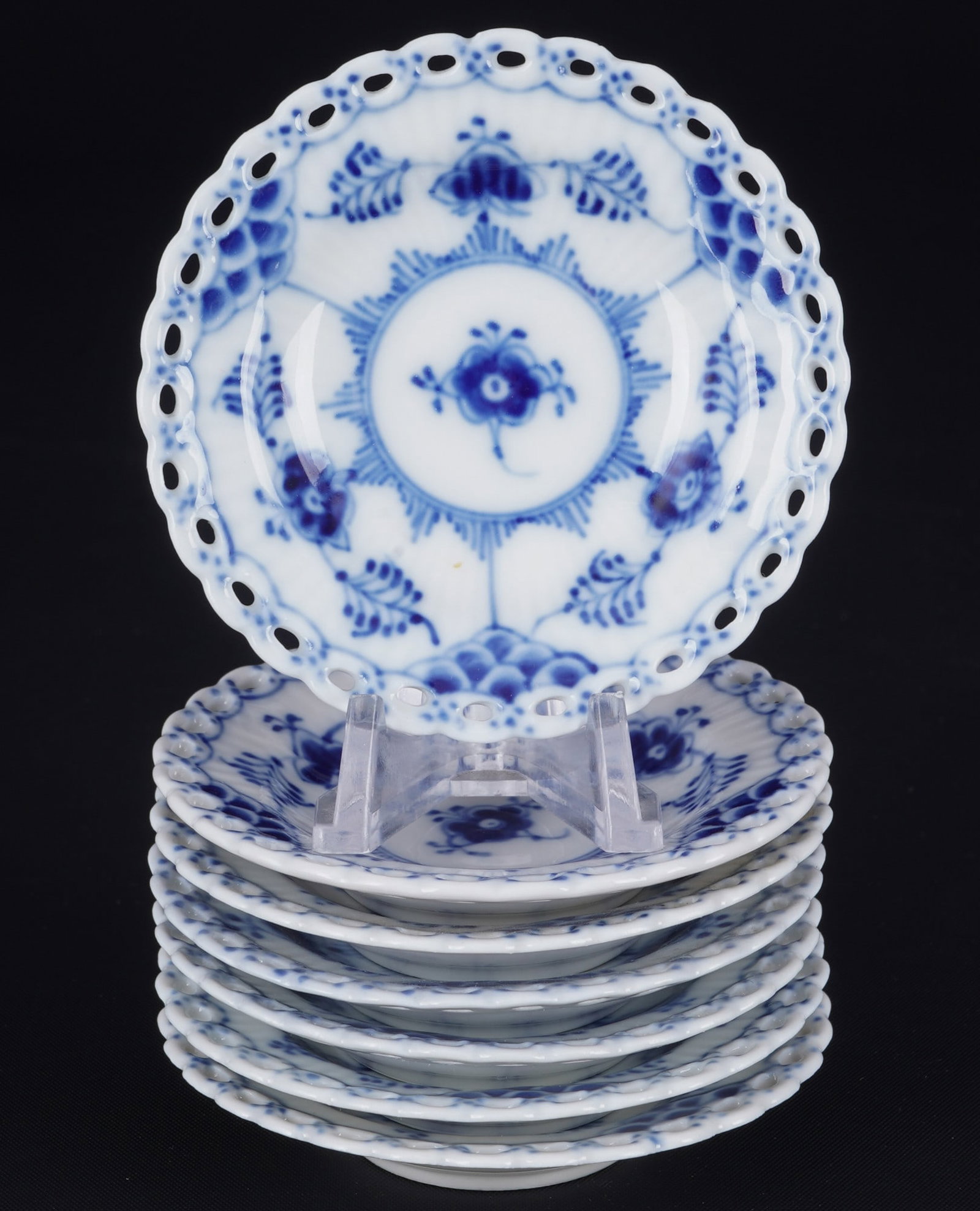 Royal Copenhagen Musselmalet Full Lace 7 confectionary bowls 1004,: porcelain, Denmark, with green company mark and blue waves, decor Musselmalet Full Lace, model no. 1004, 7x H 1.5 cm x D 7.5 cm