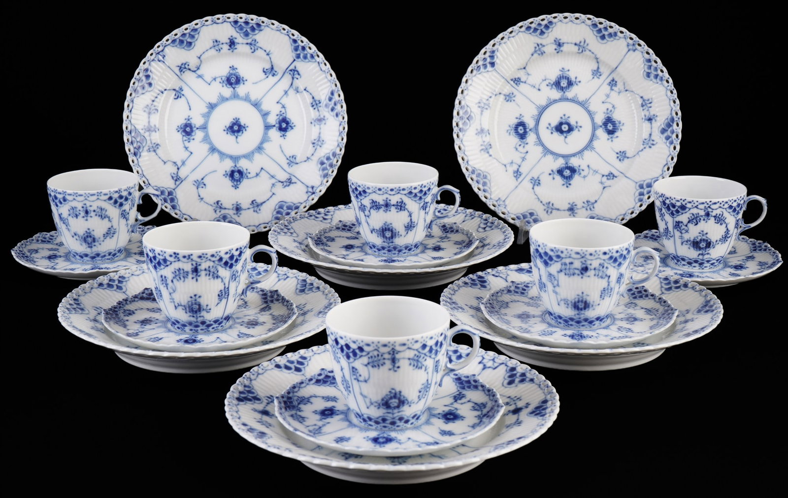 Royal Copenhagen Musselmalet Full Lace 6 coffee place settings 1035/1086,: 18-piece porcelain, Denmark, with green company mark and blue waves, decor Musselmalet Full Lace, 6x coffee cups #1035 H 6 cm x D 7 cm, 6x saucers #1035 D 13.5 cm, 6x dessert plates #1086 D 19.5 cm